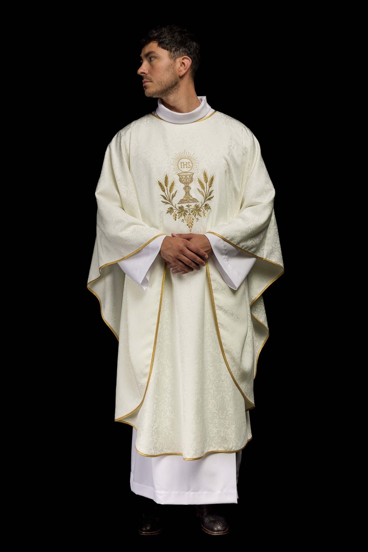 Ornat liturgiczny ecru z haftem kielicha i hostii na tkaninie żakardowej
