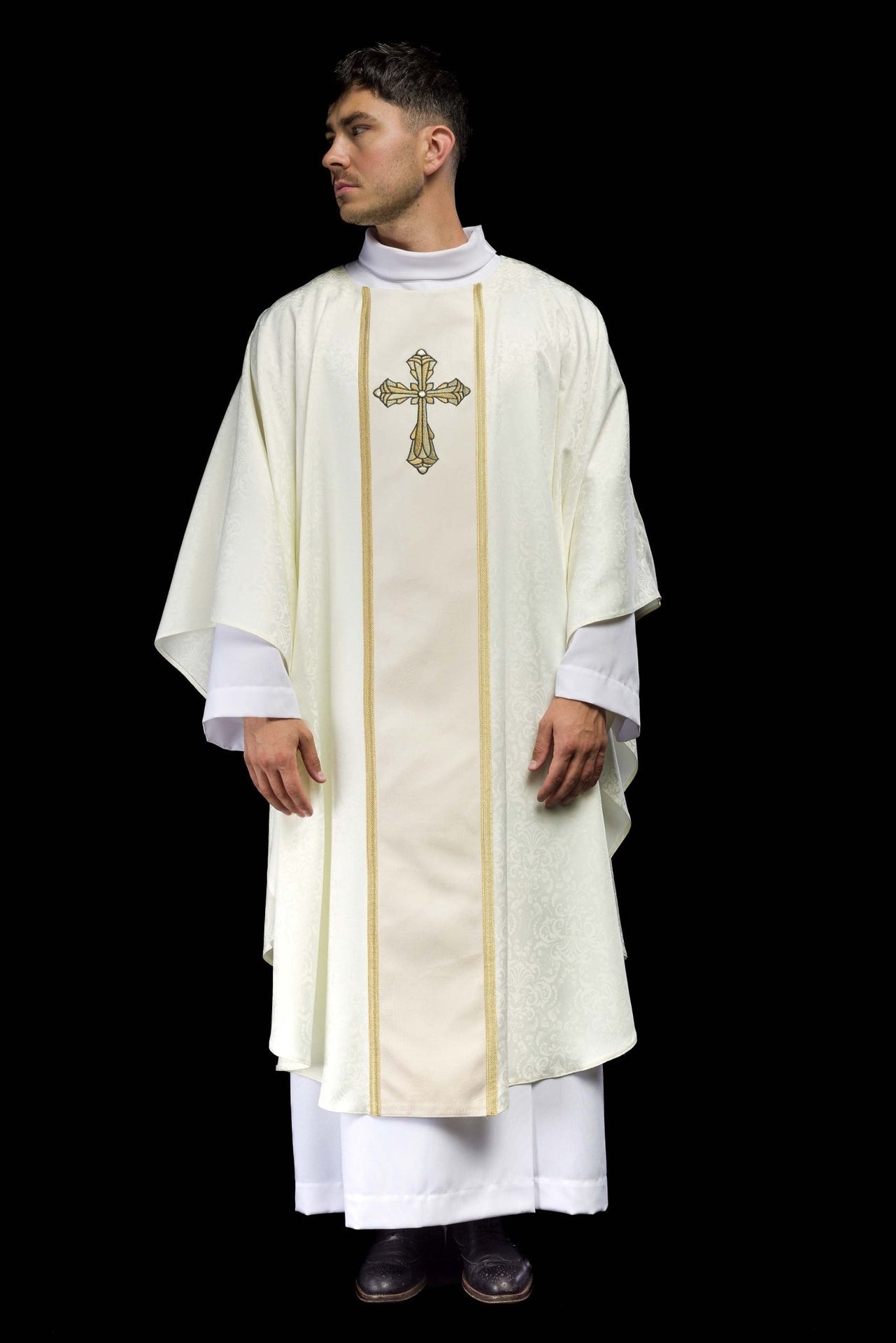 Ornat liturgiczny ecru z pasem i haftem krzyża na tkaninie żakardowej
