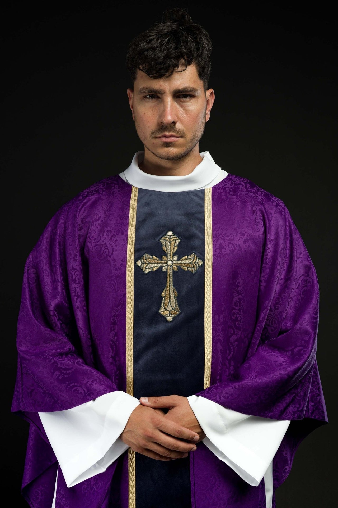 Ornat liturgiczny fioletowy z pasem i haftem krzyża na tkaninie żakardowej