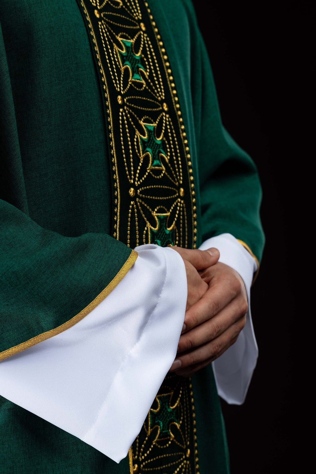 Ornat liturgiczny z bogato zdobionym pasem w krzyże w kolorze zielonym