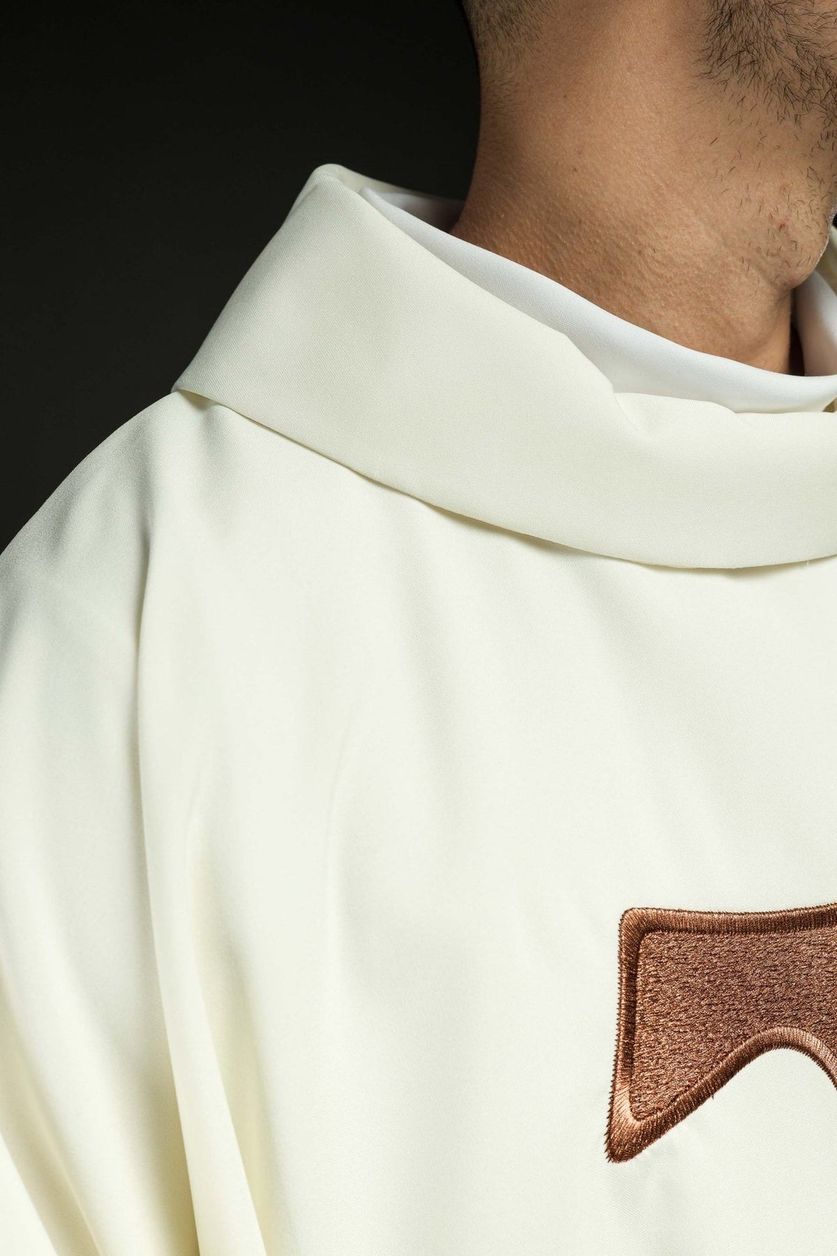 Ornat liturgiczny z franciszkańskim krzyżem