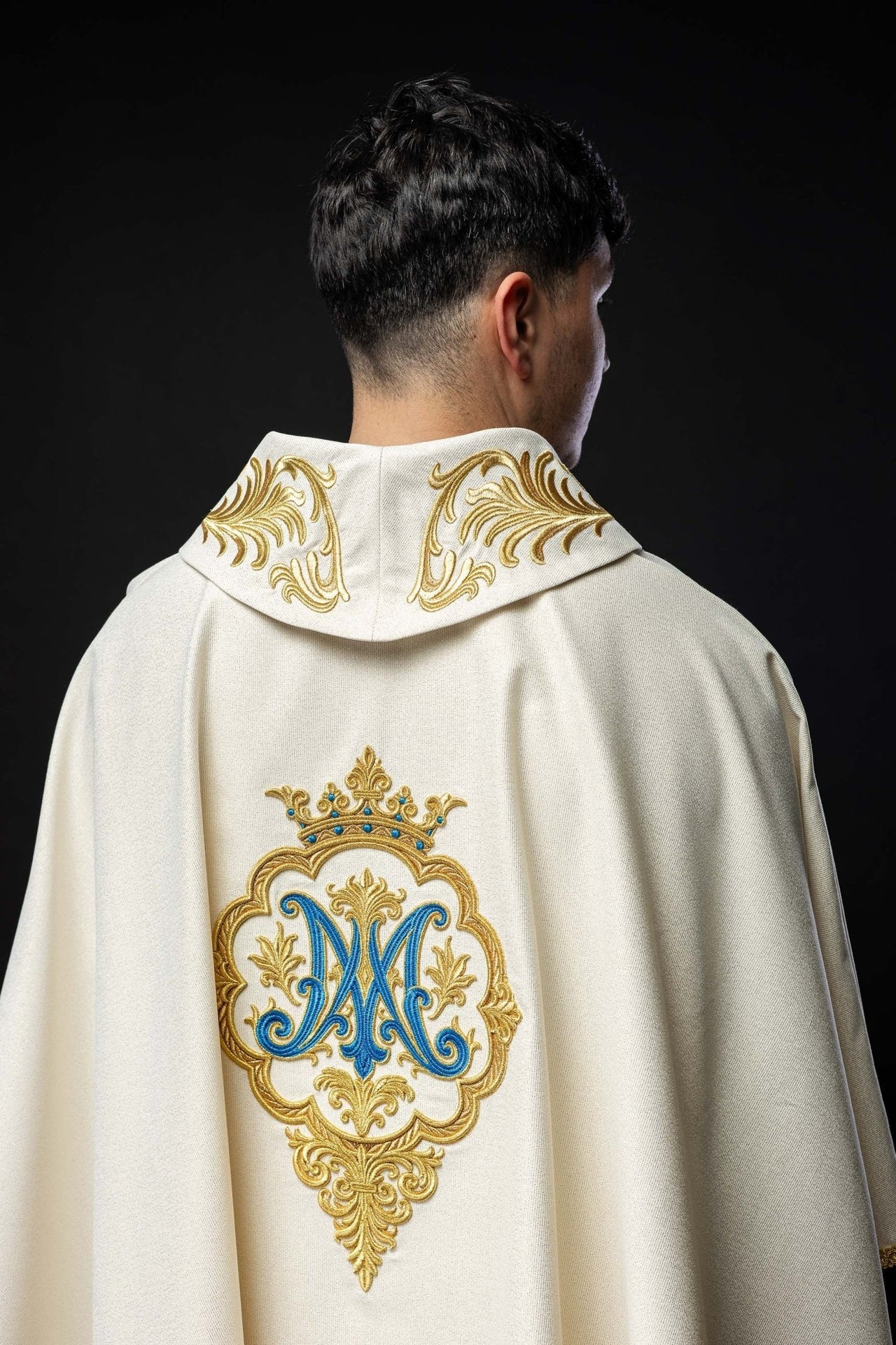 Ornat liturgiczny z haftowanym herbem Maryjnym i Koroną