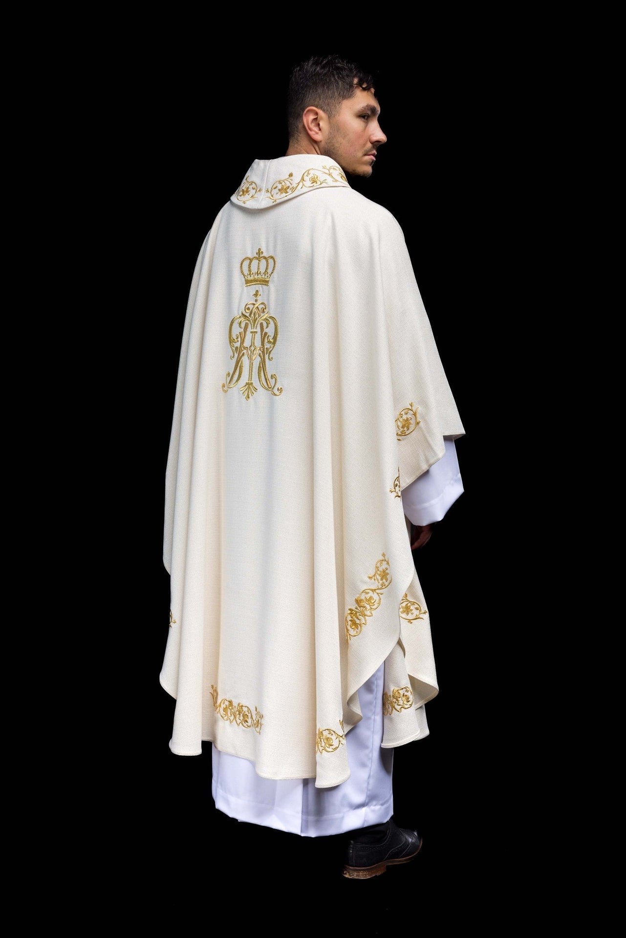 Ornat liturgiczny z haftowanym herbem Maryjnym i Koroną