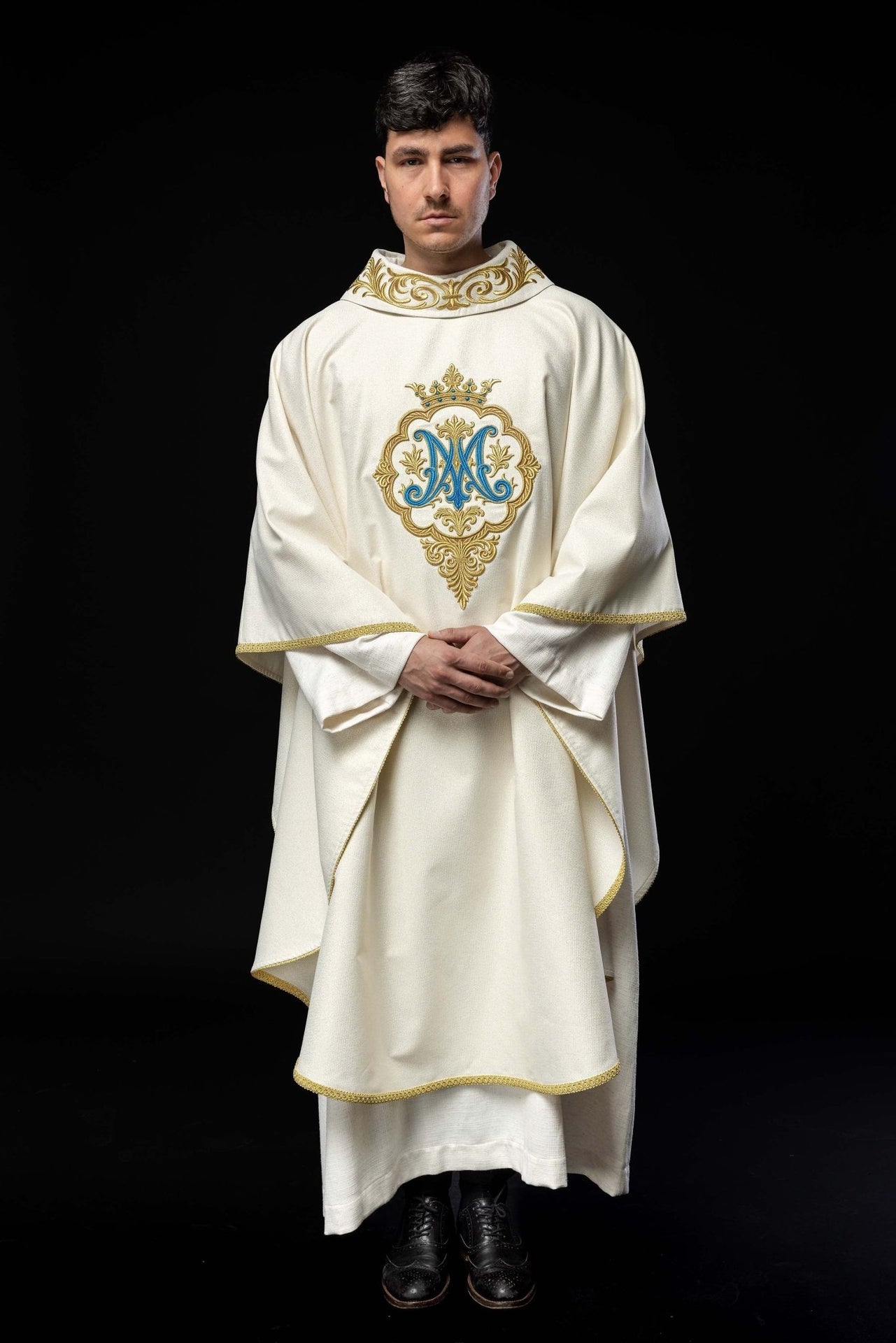 Ornat liturgiczny z haftowanym herbem Maryjnym i Koroną