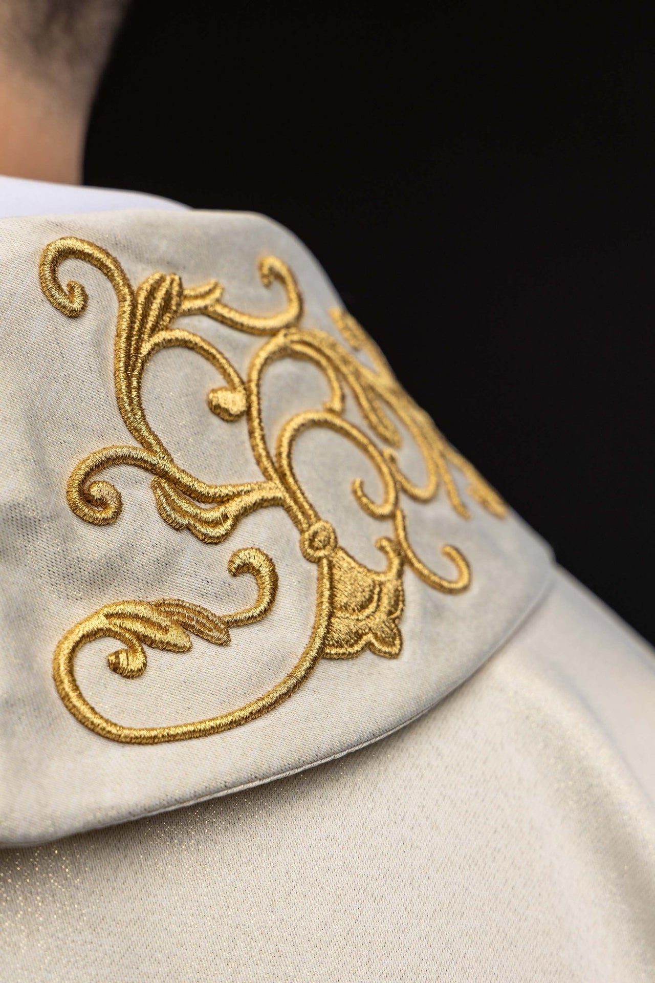 Ornat liturgiczny z haftowanym symbolem Maryjnym