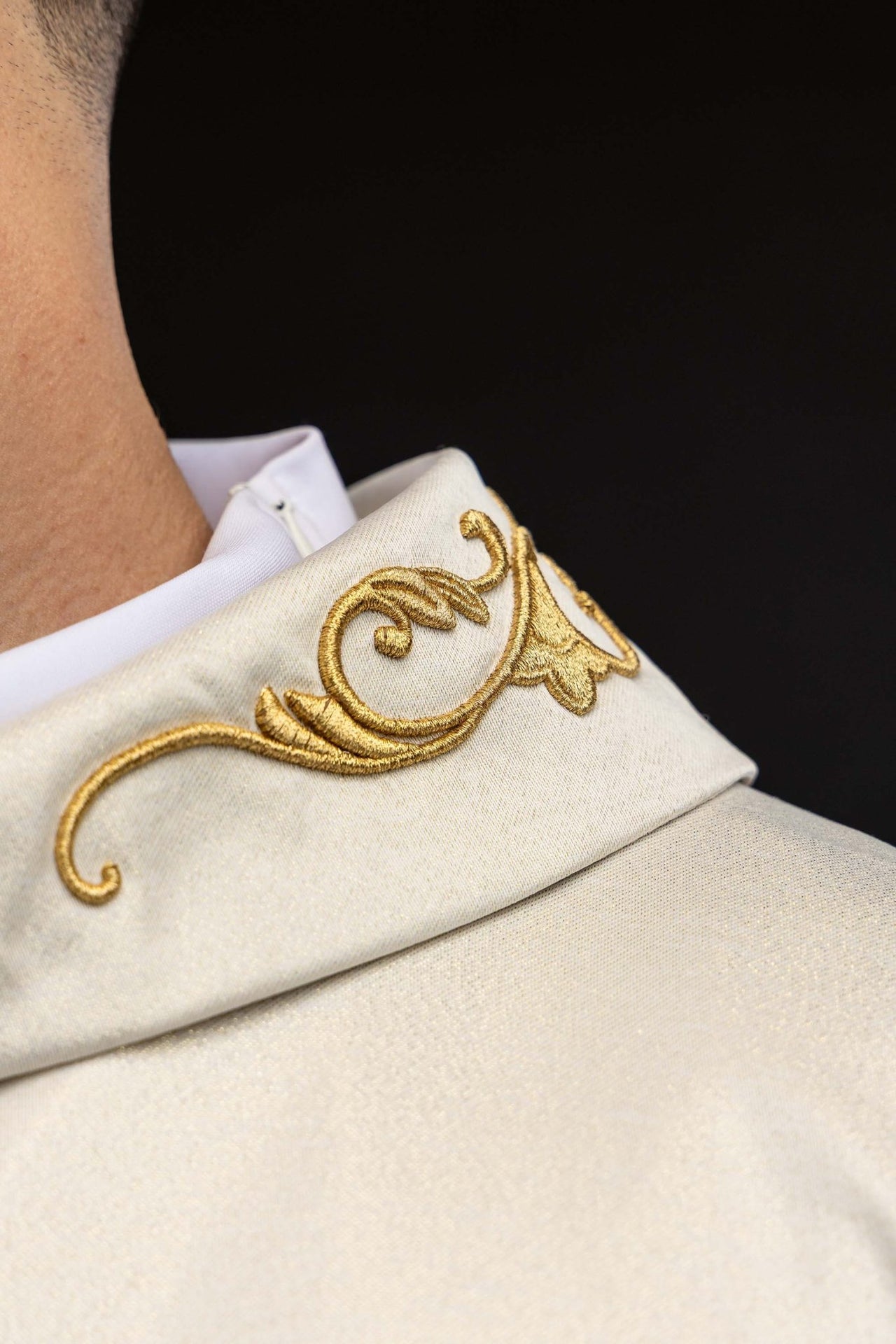 Ornat liturgiczny z haftowanym symbolem Maryjnym