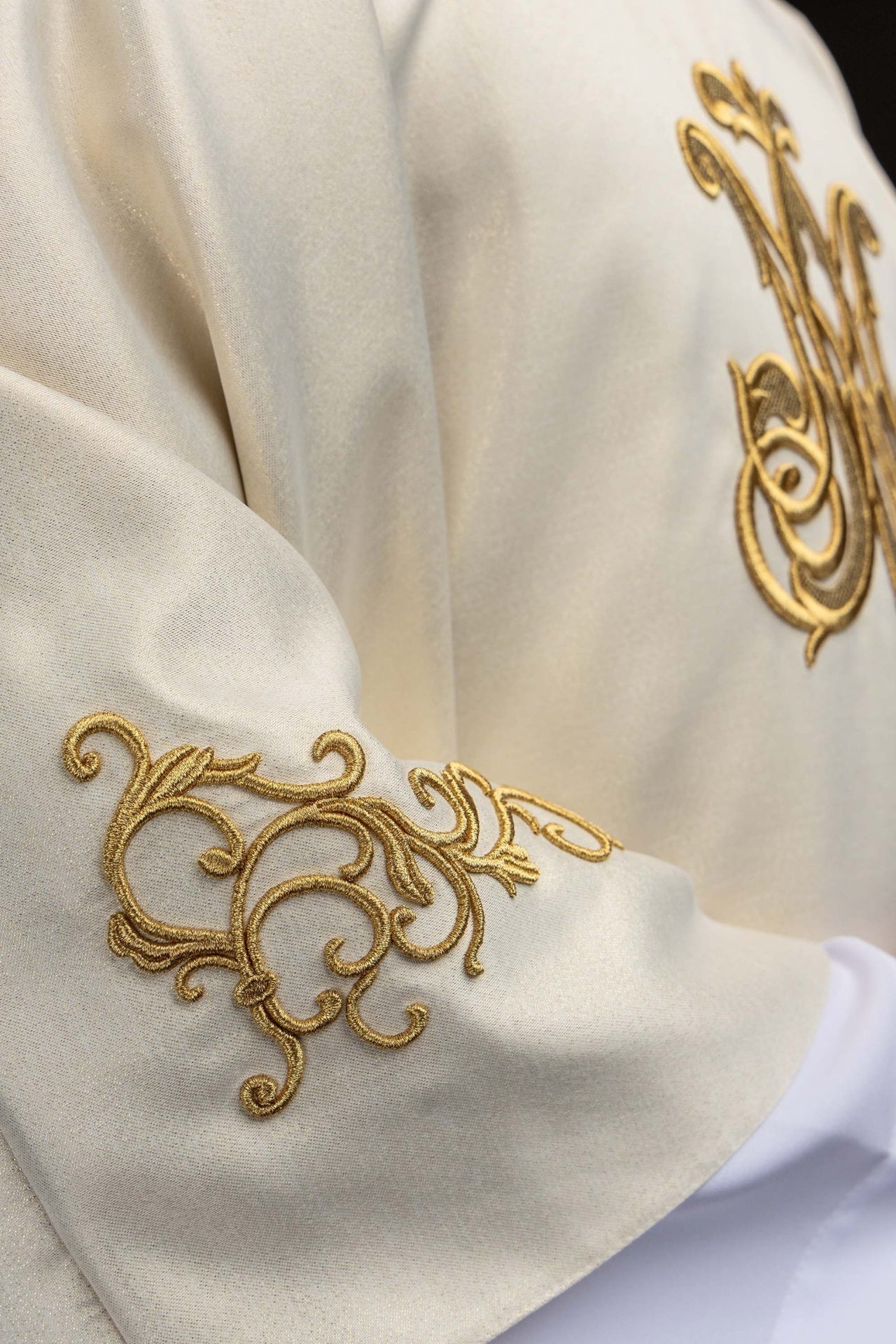Ornat liturgiczny z haftowanym symbolem Maryjnym
