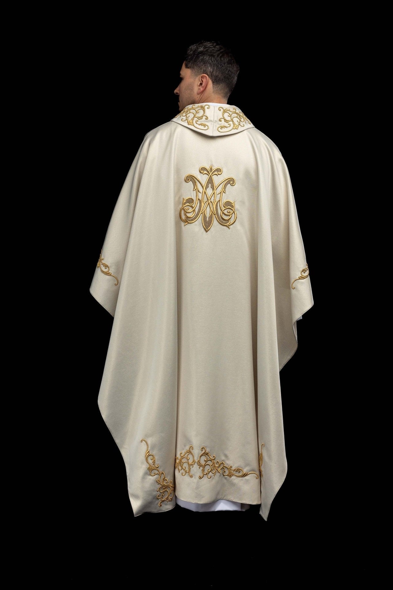 Ornat liturgiczny z haftowanym symbolem Maryjnym