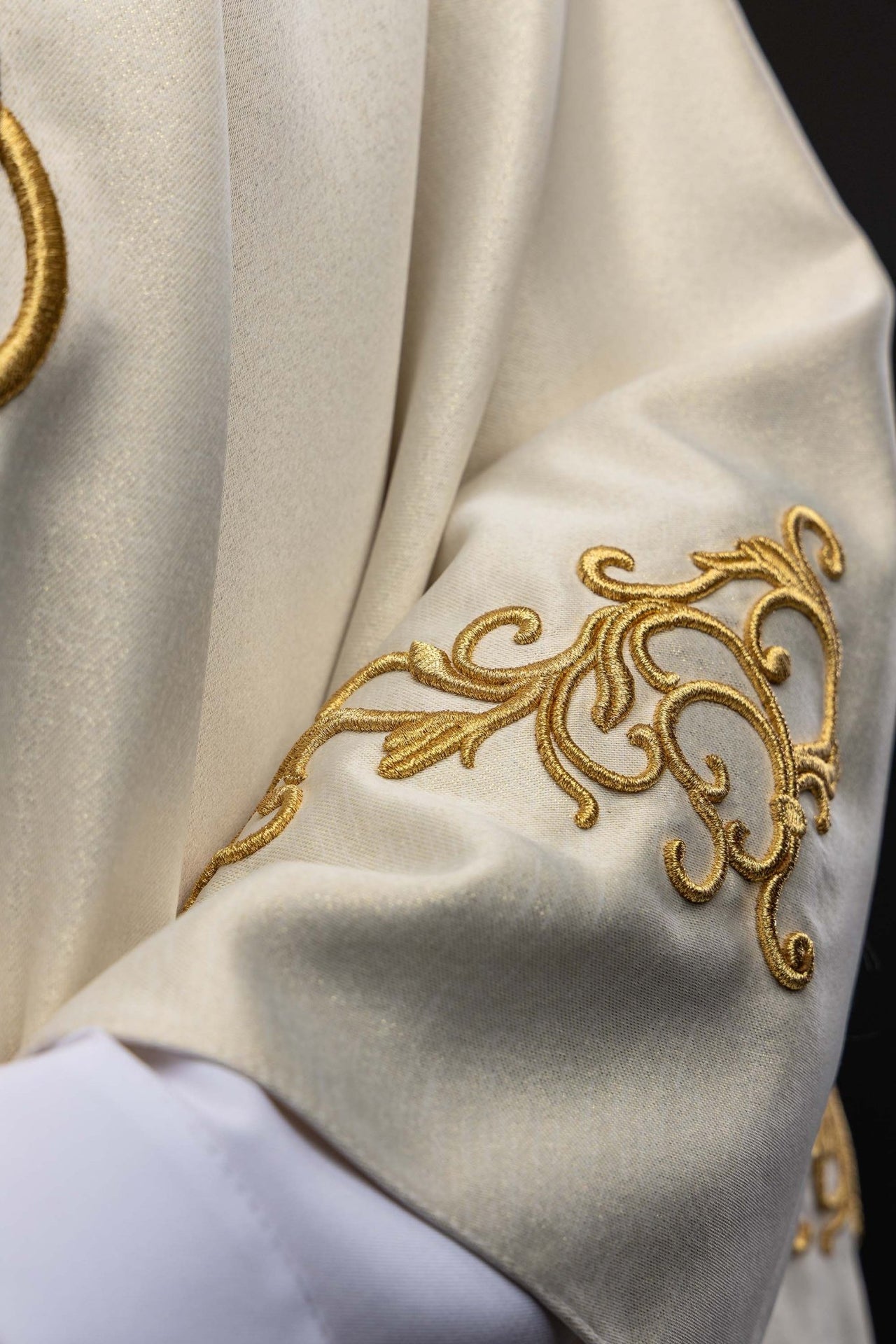 Ornat liturgiczny z haftowanym symbolem Maryjnym