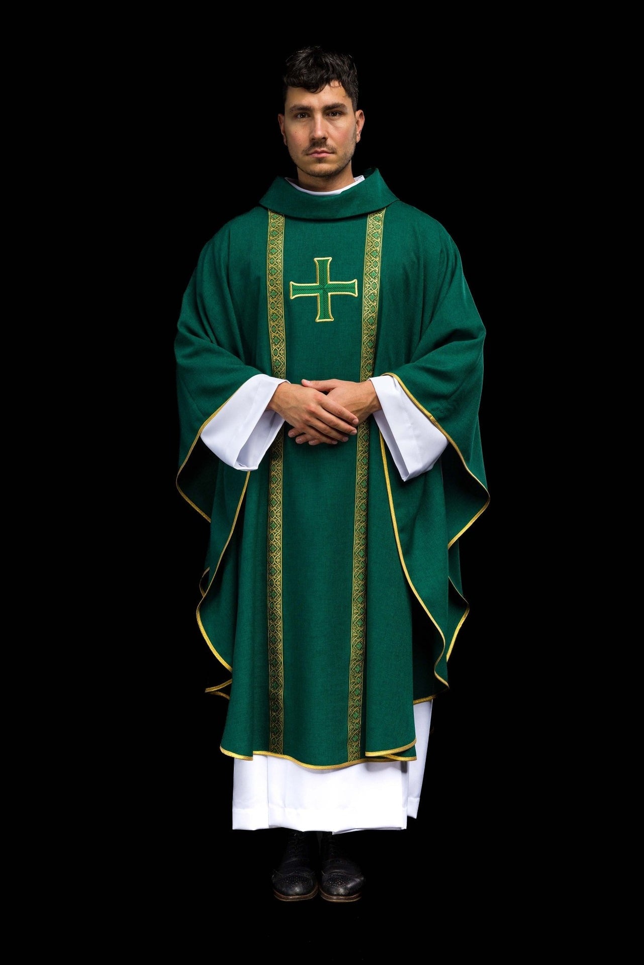 Ornat liturgiczny zielony z haftowanym krzyżem i taśmami żakardowymi