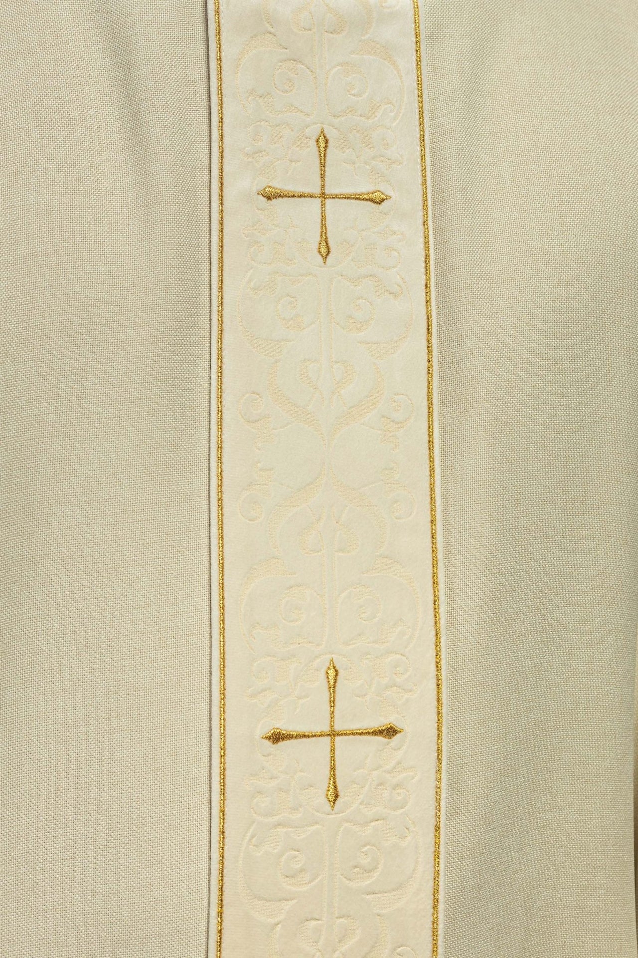 Ornat w kolorze ecru z haftowanym pasem i kołnierzem w krzyże
