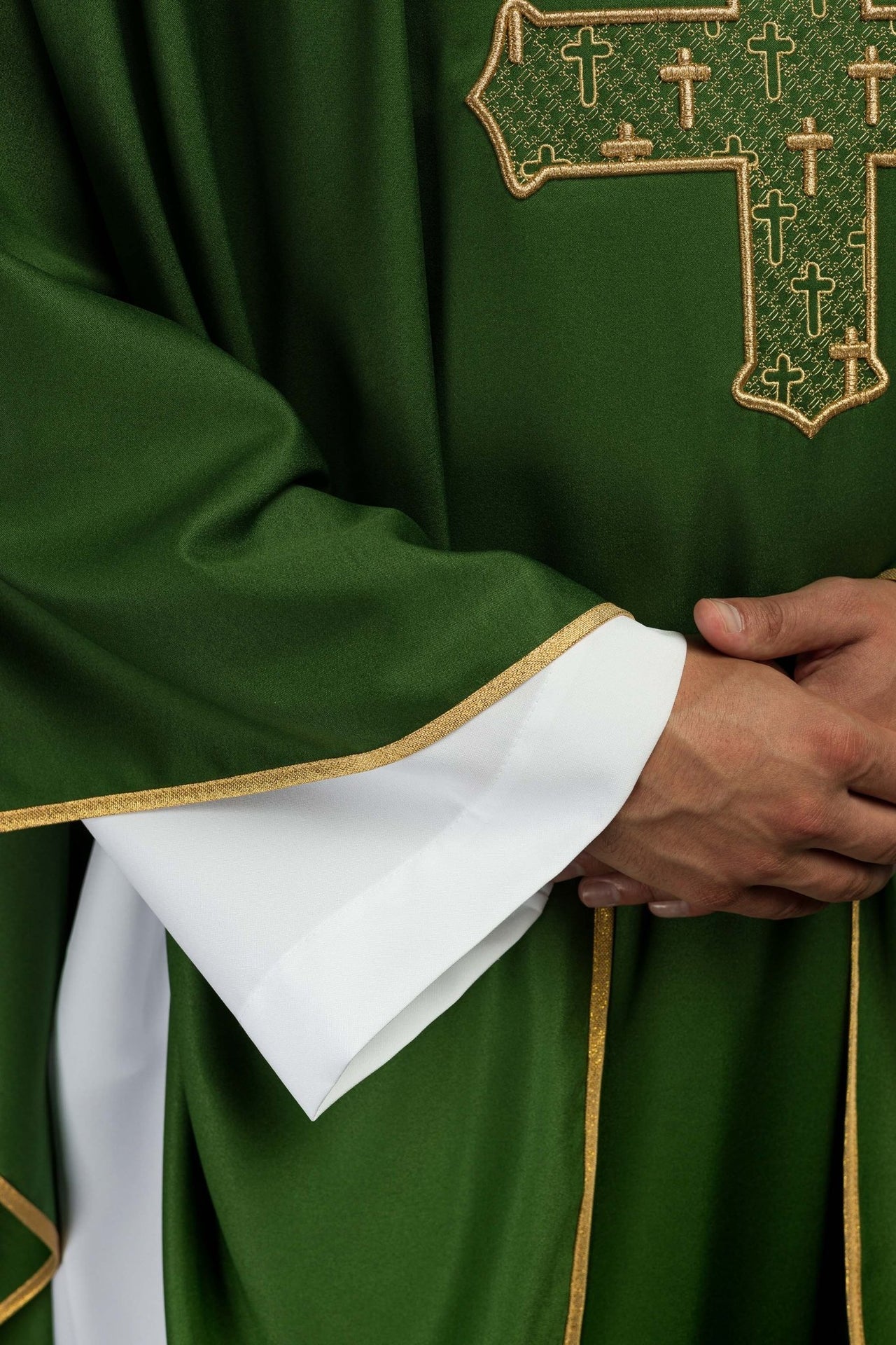 Ornat z bogato haftowanym krzyżem i kołnierzem w kolorze zielonym