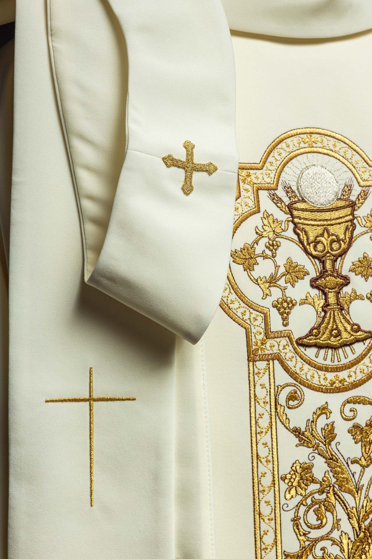 Ornat z haftem kielicha eucharystycznego w kolorze ecru