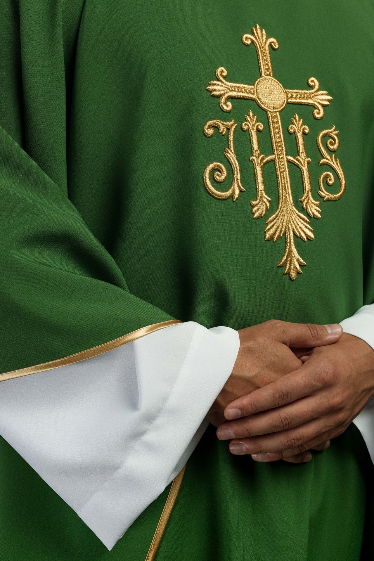 Ornat zielony z wypukłym haftem JHS
