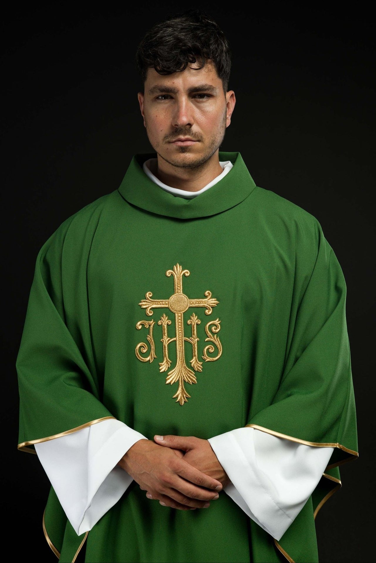 Ornat zielony z wypukłym haftem JHS