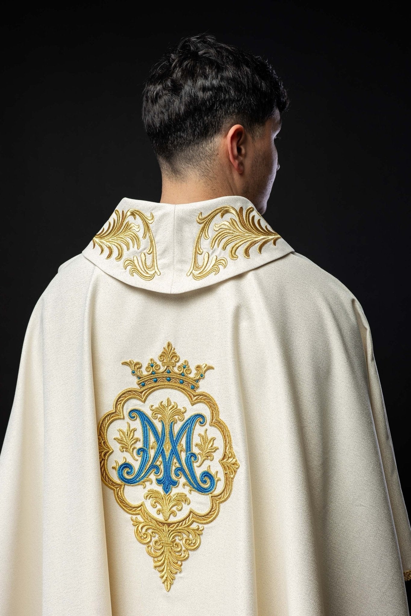 Ornato liturgico con stemma mariano ricamato e corona LE/7044/05 - PERILPRETE.IT