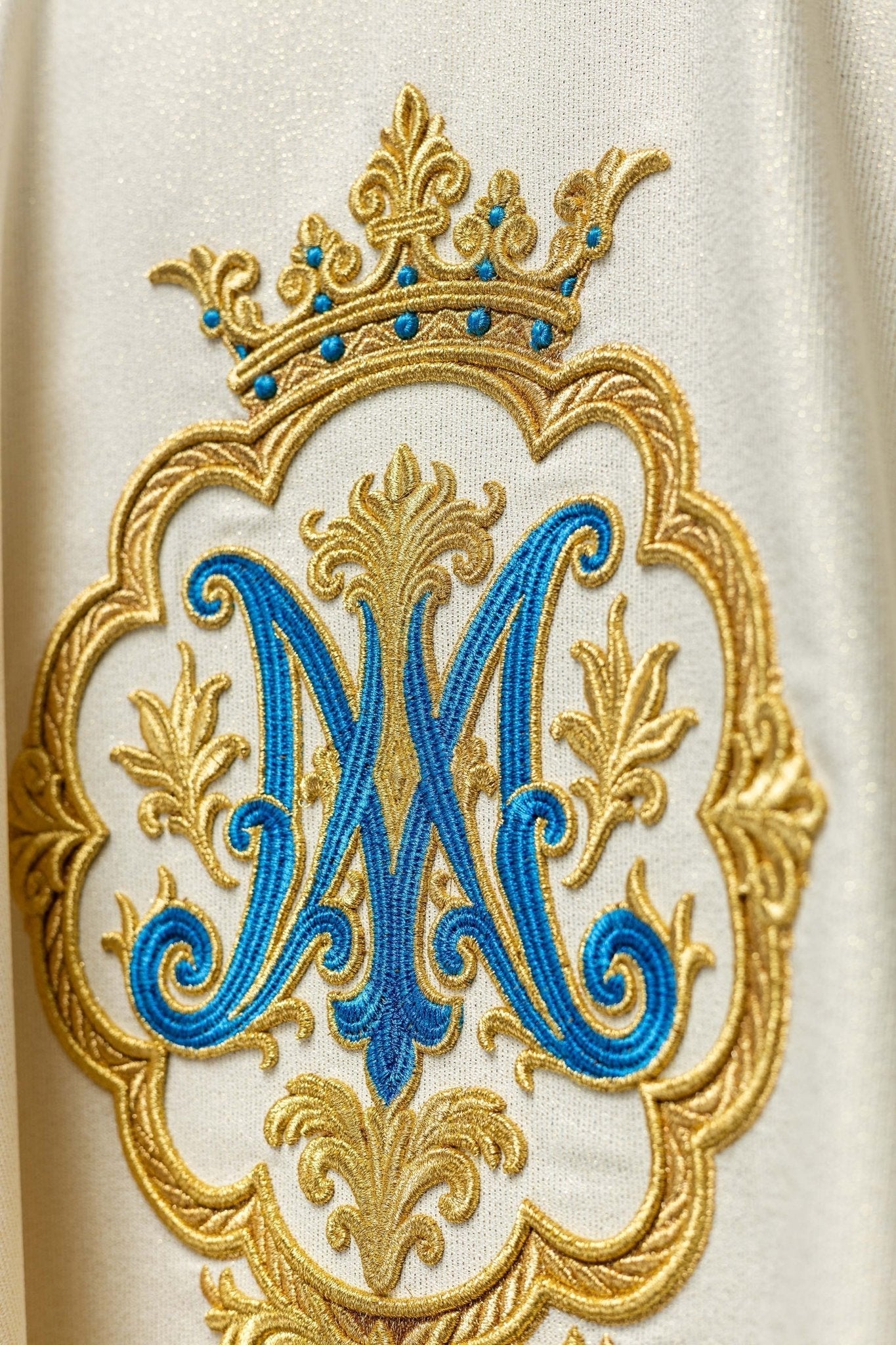 Ornato liturgico con stemma mariano ricamato e corona LE/7044/05 - PERILPRETE.IT