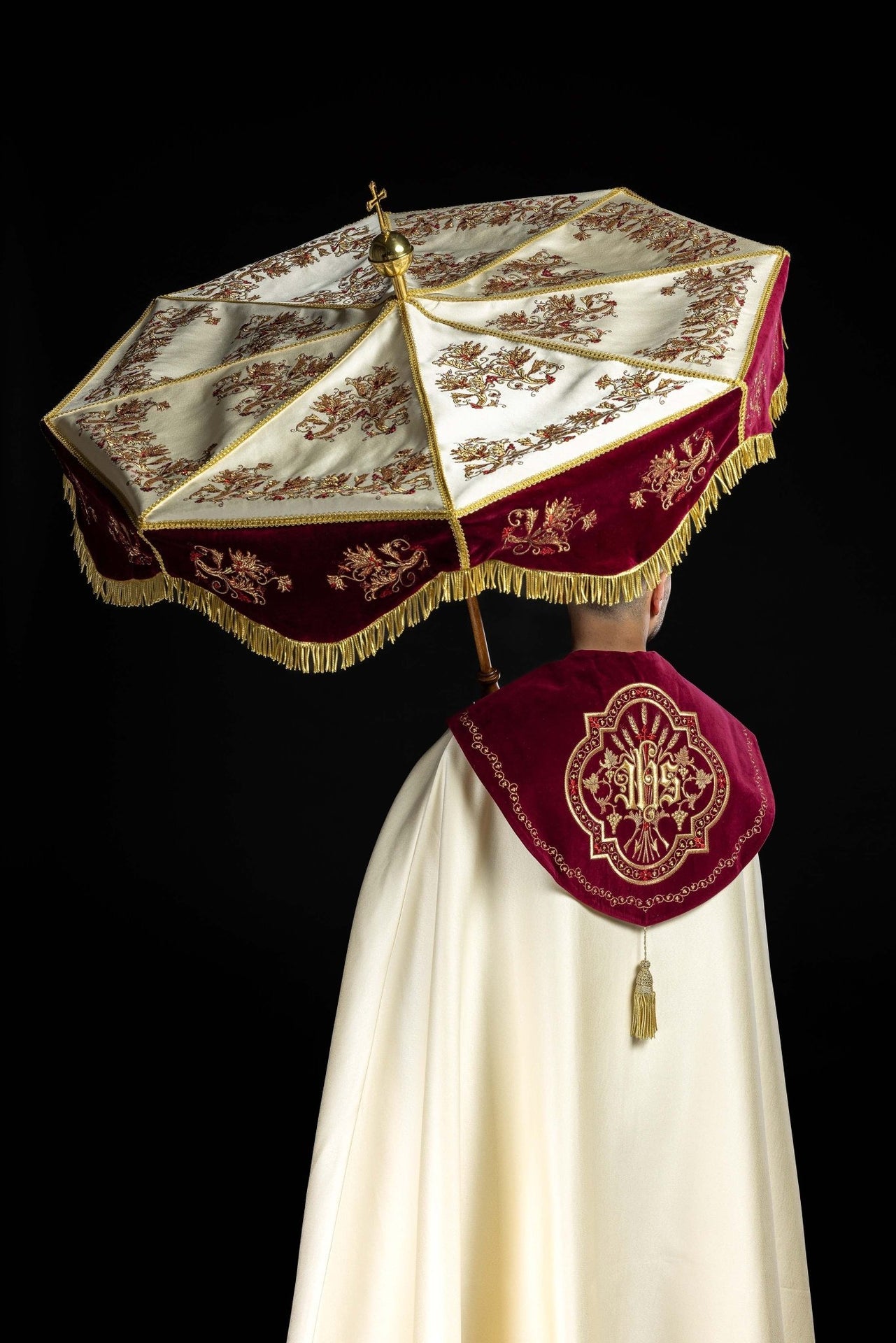 Parasol procesyjny bordowo-ecru z haftem
