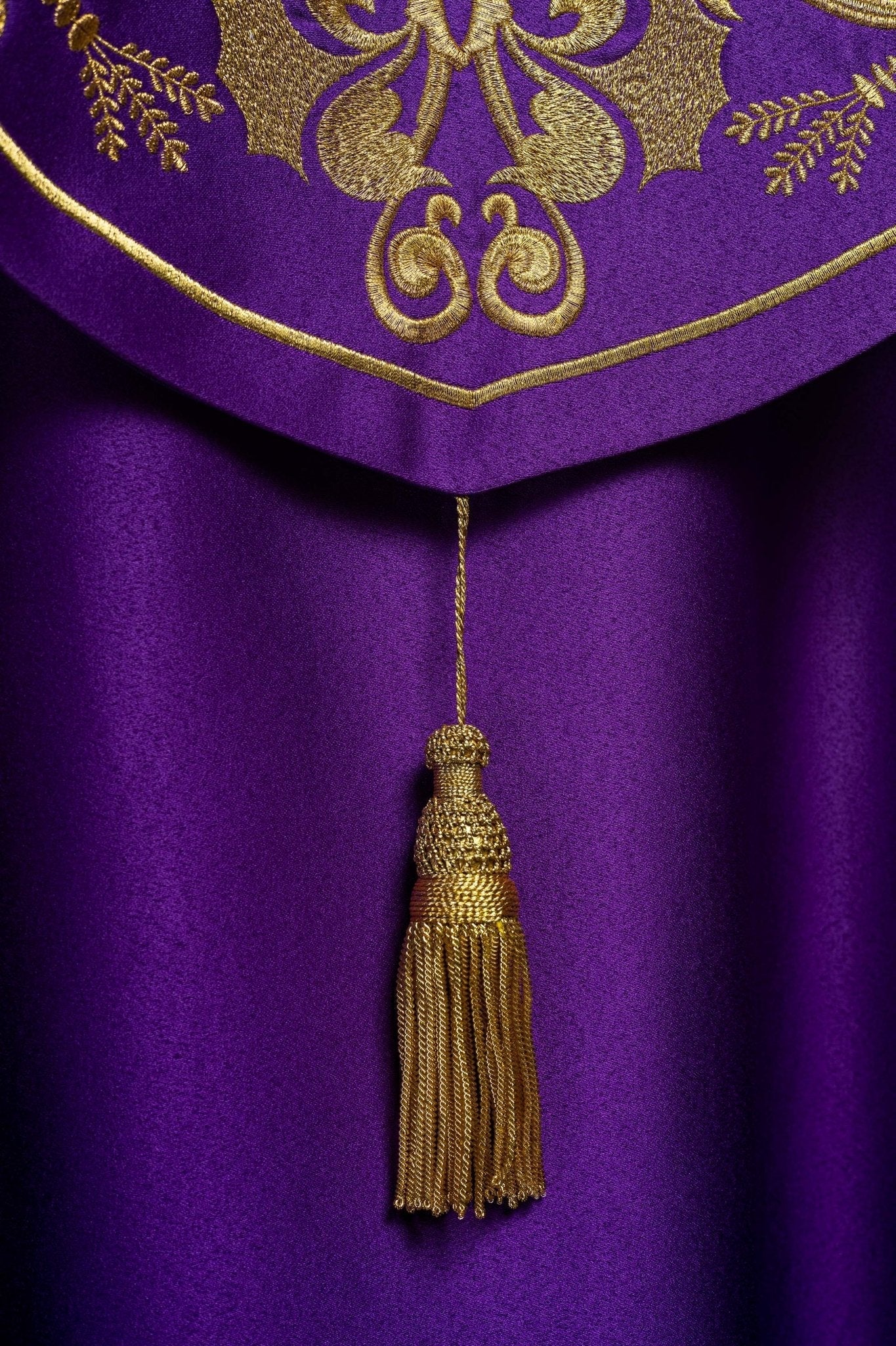 Piviale con ricamo dorato IHS viola KKP/009/03/20 FIOLET SAT. POMPON 145 cm - PERILPRETE.IT