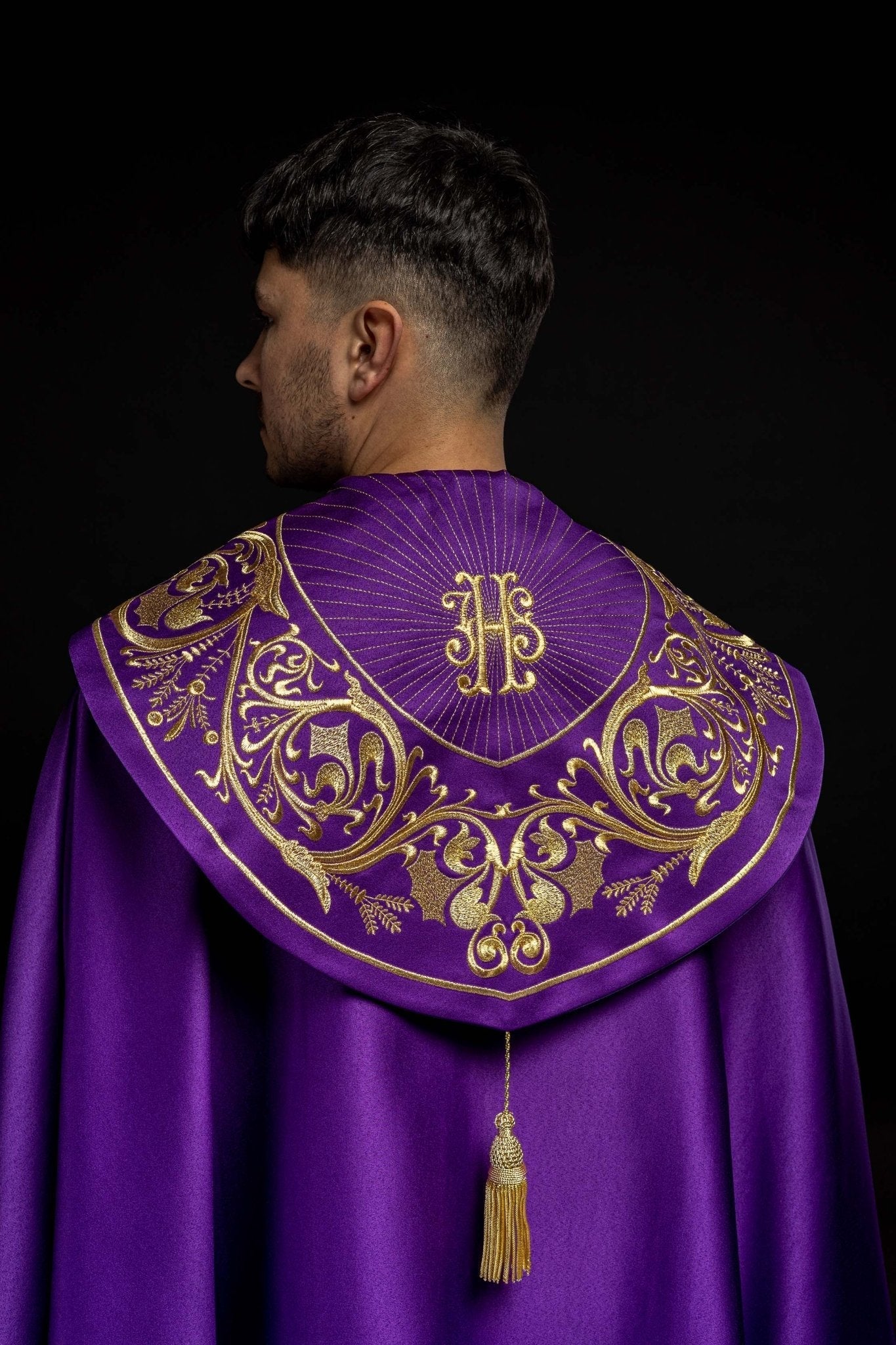 Piviale con ricamo dorato IHS viola KKP/009/03/20 FIOLET SAT. POMPON 145 cm - PERILPRETE.IT