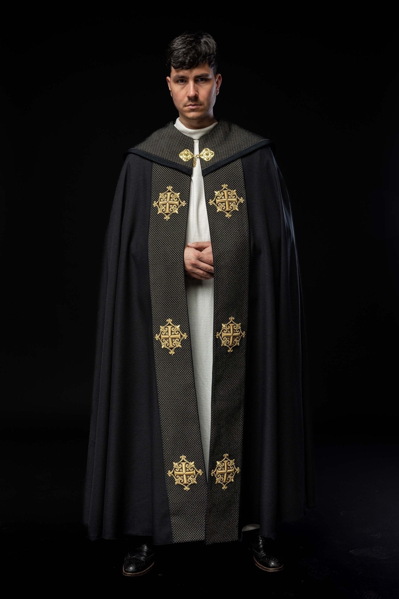 Piviale liturgico con stolone in velluto nero e ricamo di croci LE/3029/07 145 cm - PERILPRETE.IT