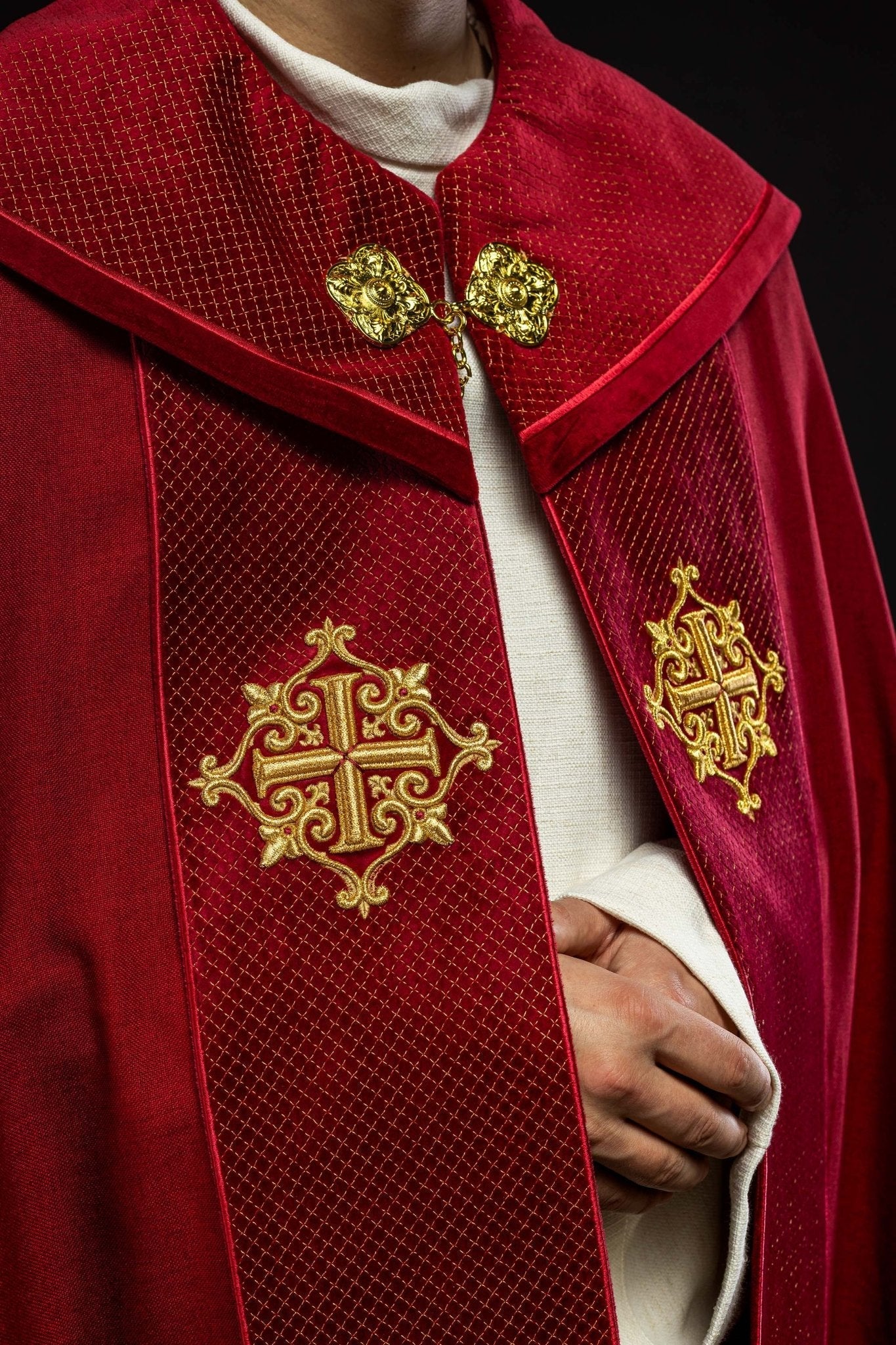 Piviale liturgico con stolone in velluto rosso e ricamo di croci LE/3029/02 145 cm - PERILPRETE.IT