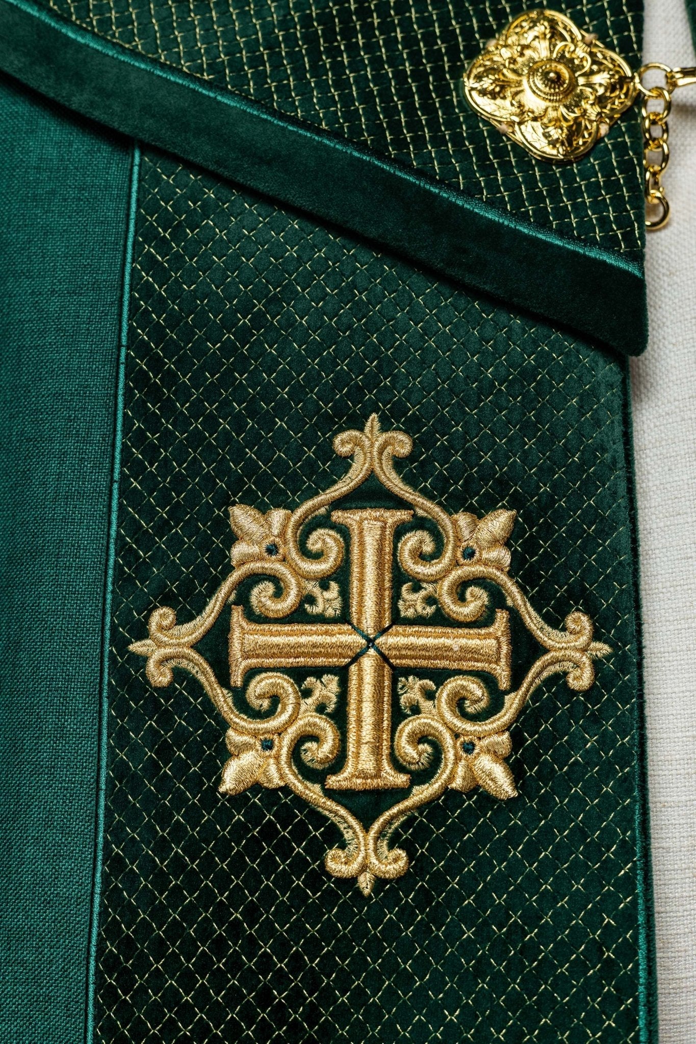 Piviale liturgico con stolone in velluto verde e ricamo di croci LE/3029/01 145 cm - PERILPRETE.IT