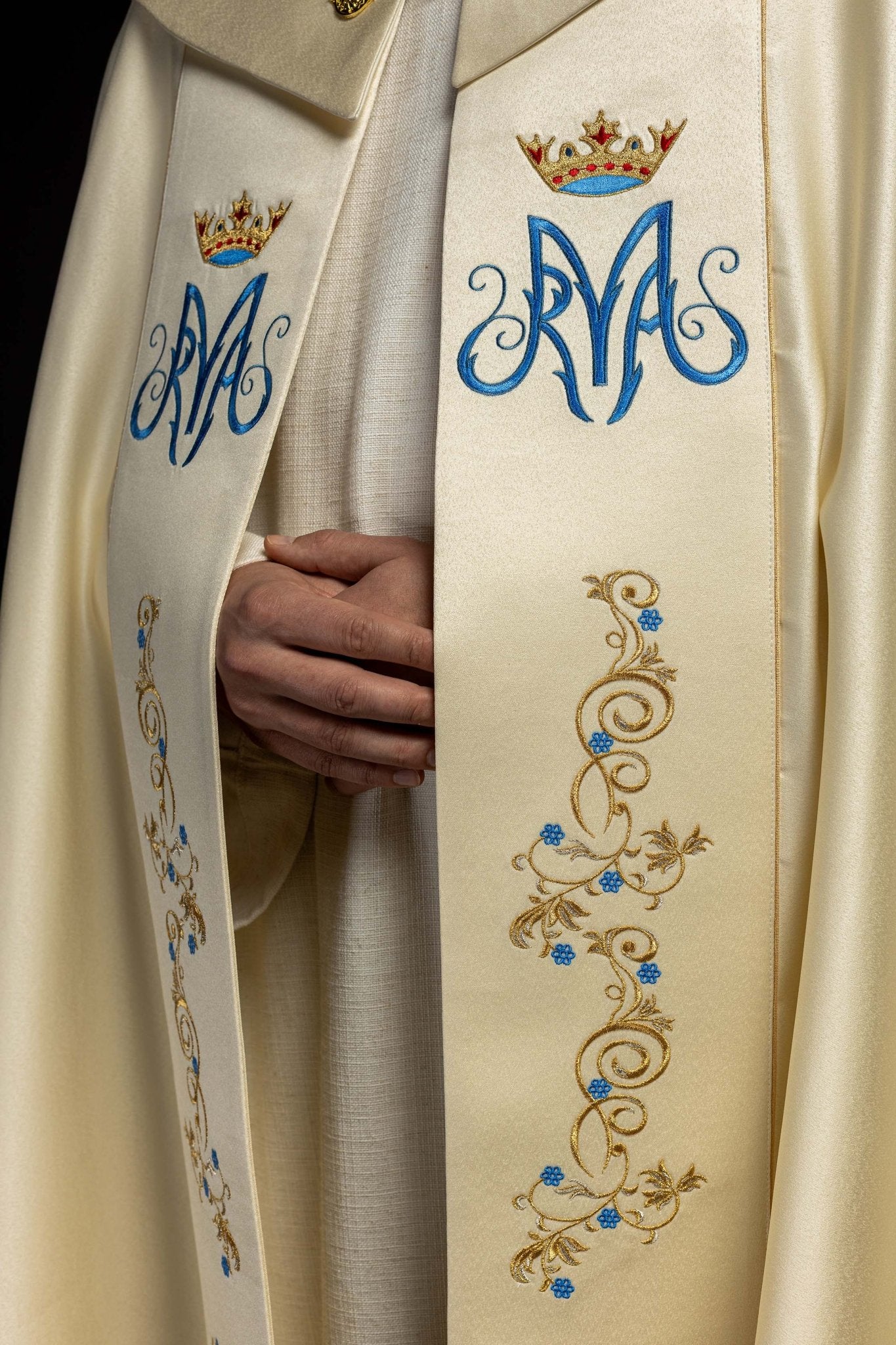 Piviale ricamato mariano ecru KKP/127/05 145cm - PERILPRETE.IT