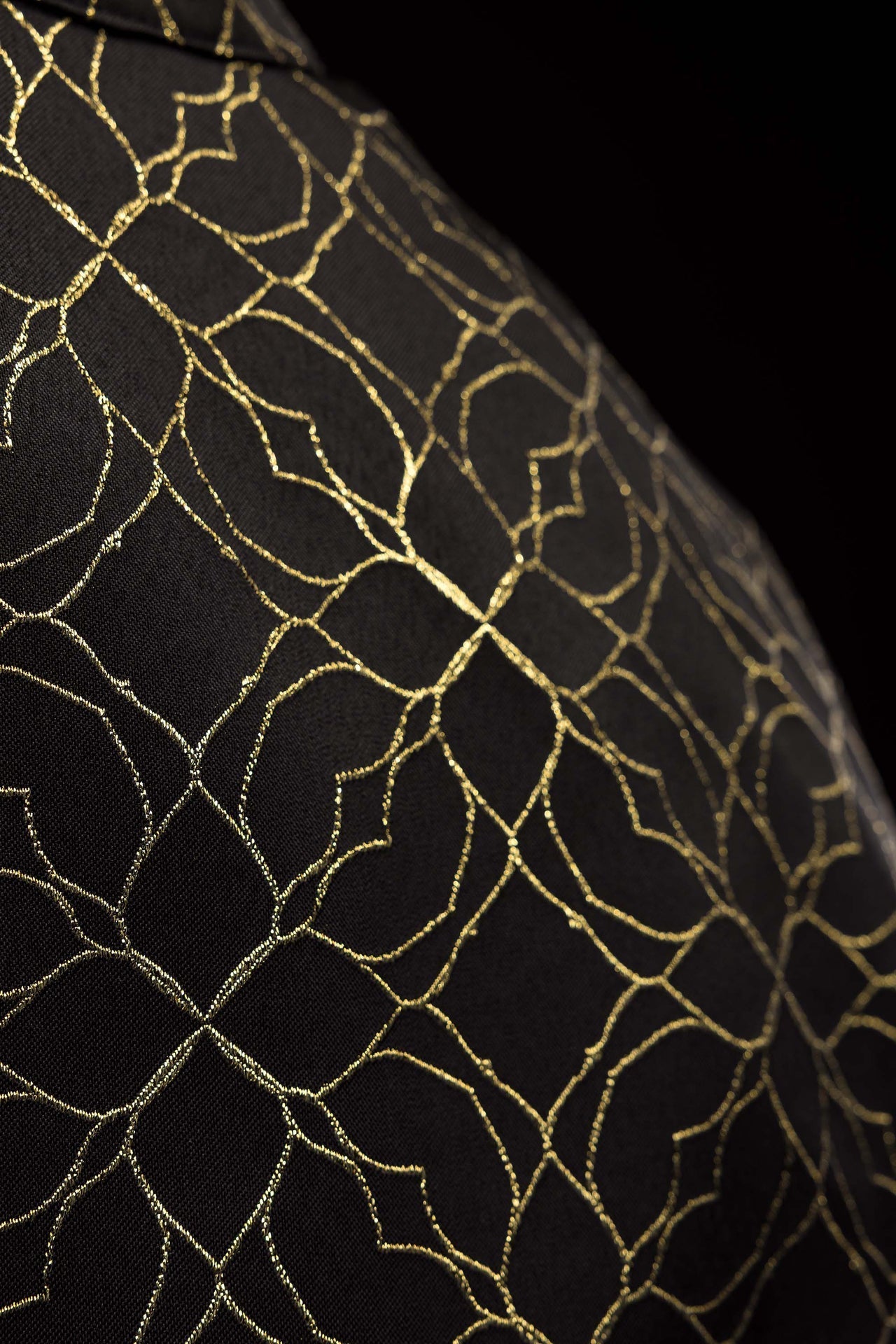 Piviale ricamato nero decorato con tessuto jacquard KKP/163/07/20 145cm - PERILPRETE.IT