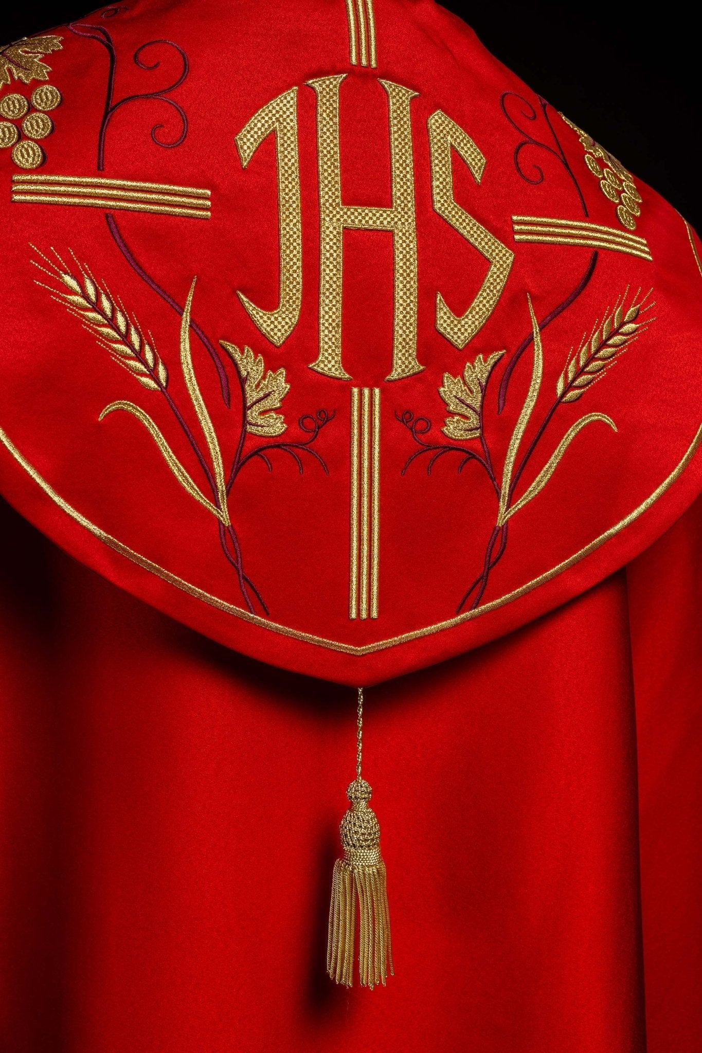 Piviale rossa con ricamo oro IHS e uva KKP/001/02/20 CZERWONA SAT.POMPON 150cm - PERILPRETE.IT