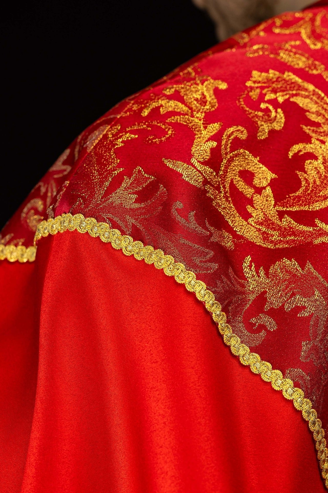 Piviale rosso ricamato decorato con tessuto jacquard KKP/162/02/20 145cm - PERILPRETE.IT