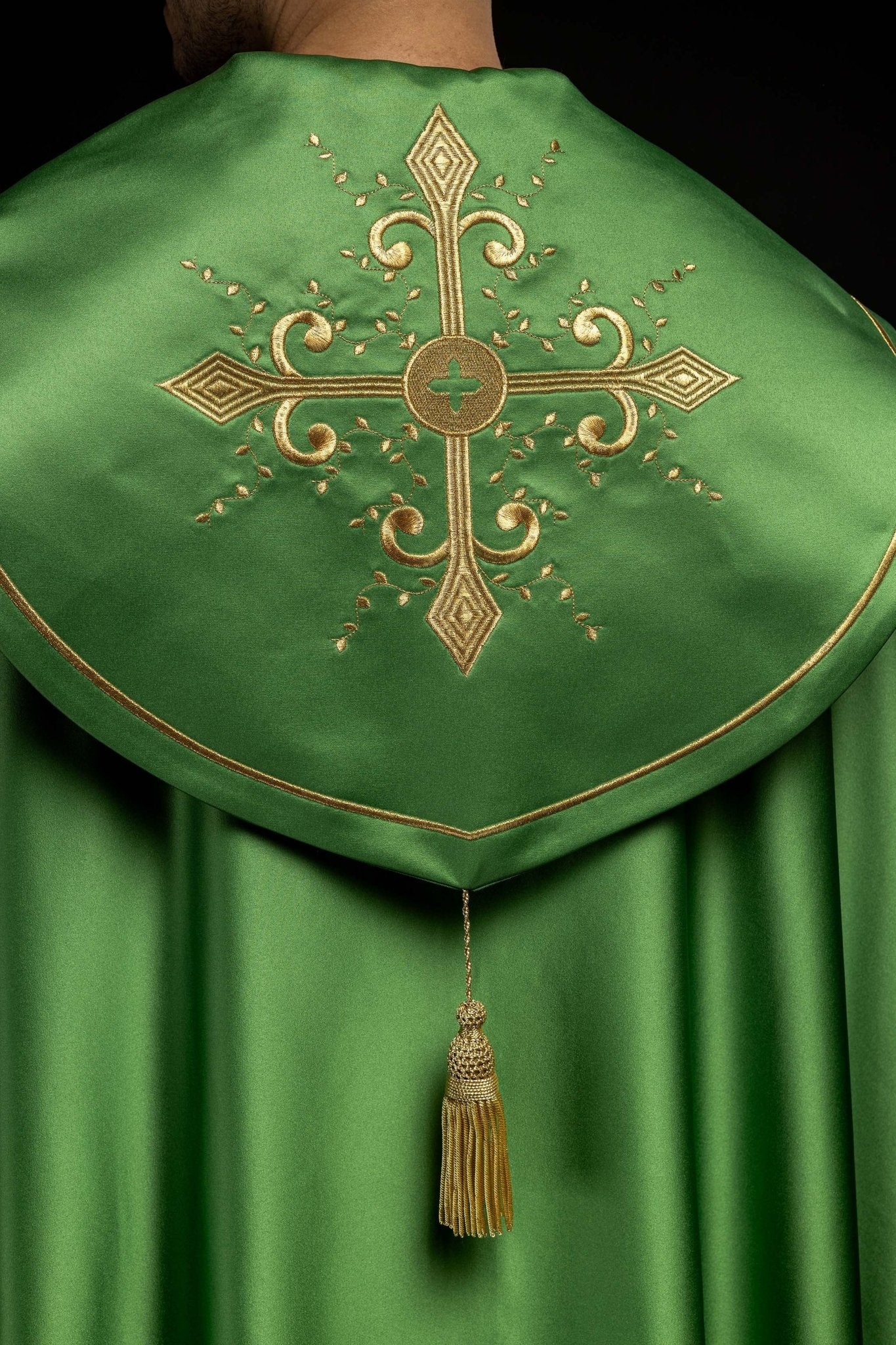Piviale verde con ricamo Croce d'oro KKP/024/01/20 ZIELONA SAT. POMPON 145cm - PERILPRETE.IT