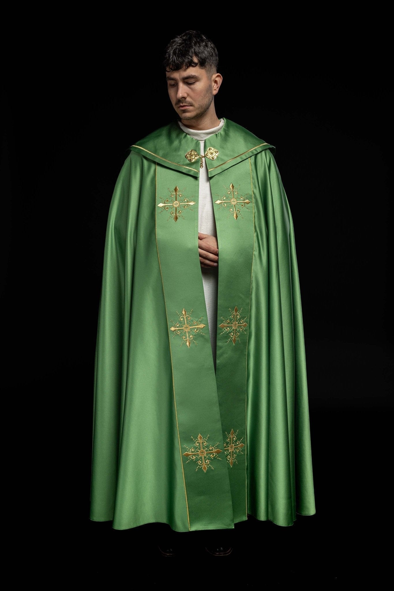 Piviale verde con ricamo Croce d'oro KKP/024/01/20 ZIELONA SAT. POMPON 145cm - PERILPRETE.IT