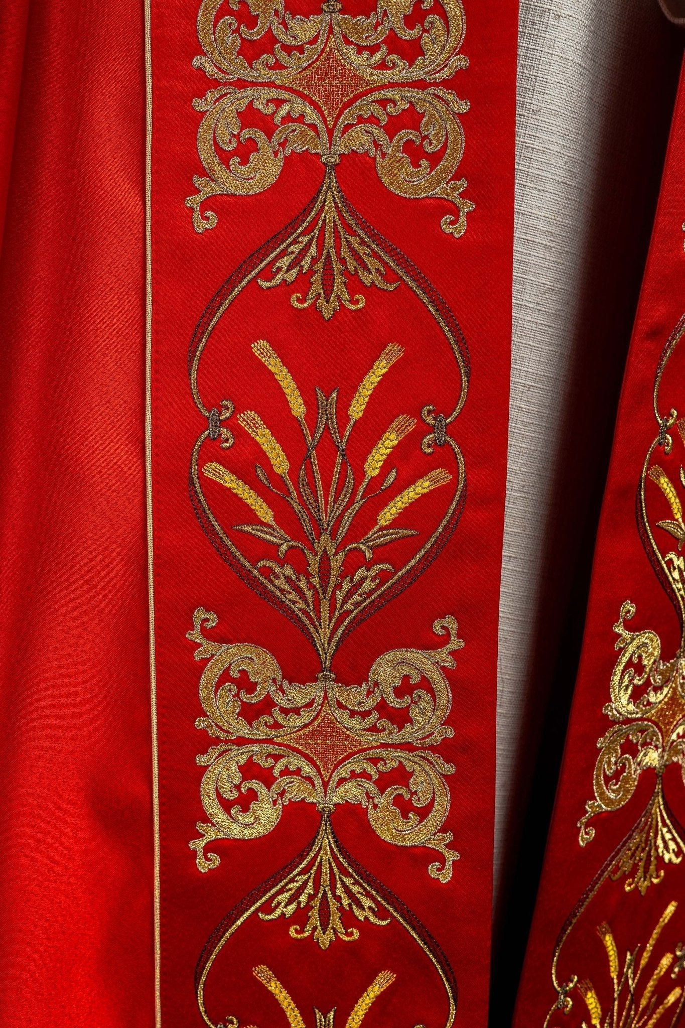 Pivialeliturgica ricamata con calice e IHS di colore rosso KKP/006/02/20 CZERWONA SAT.POMPON 150cm - PERILPRETE.IT