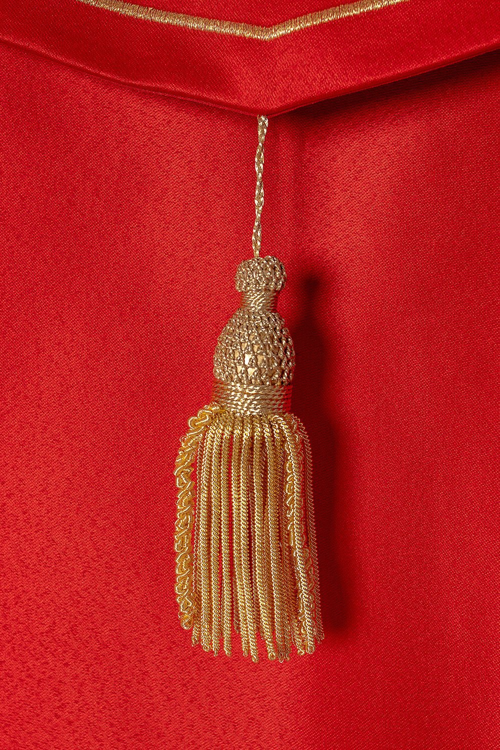 Pivialeliturgica ricamata con calice e IHS di colore rosso KKP/006/02/20 CZERWONA SAT.POMPON 150cm - PERILPRETE.IT