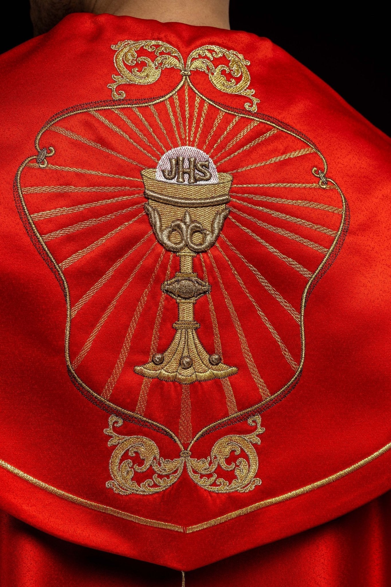 Pivialeliturgica ricamata con calice e IHS di colore rosso KKP/006/02/20 CZERWONA SAT.POMPON 150cm - PERILPRETE.IT