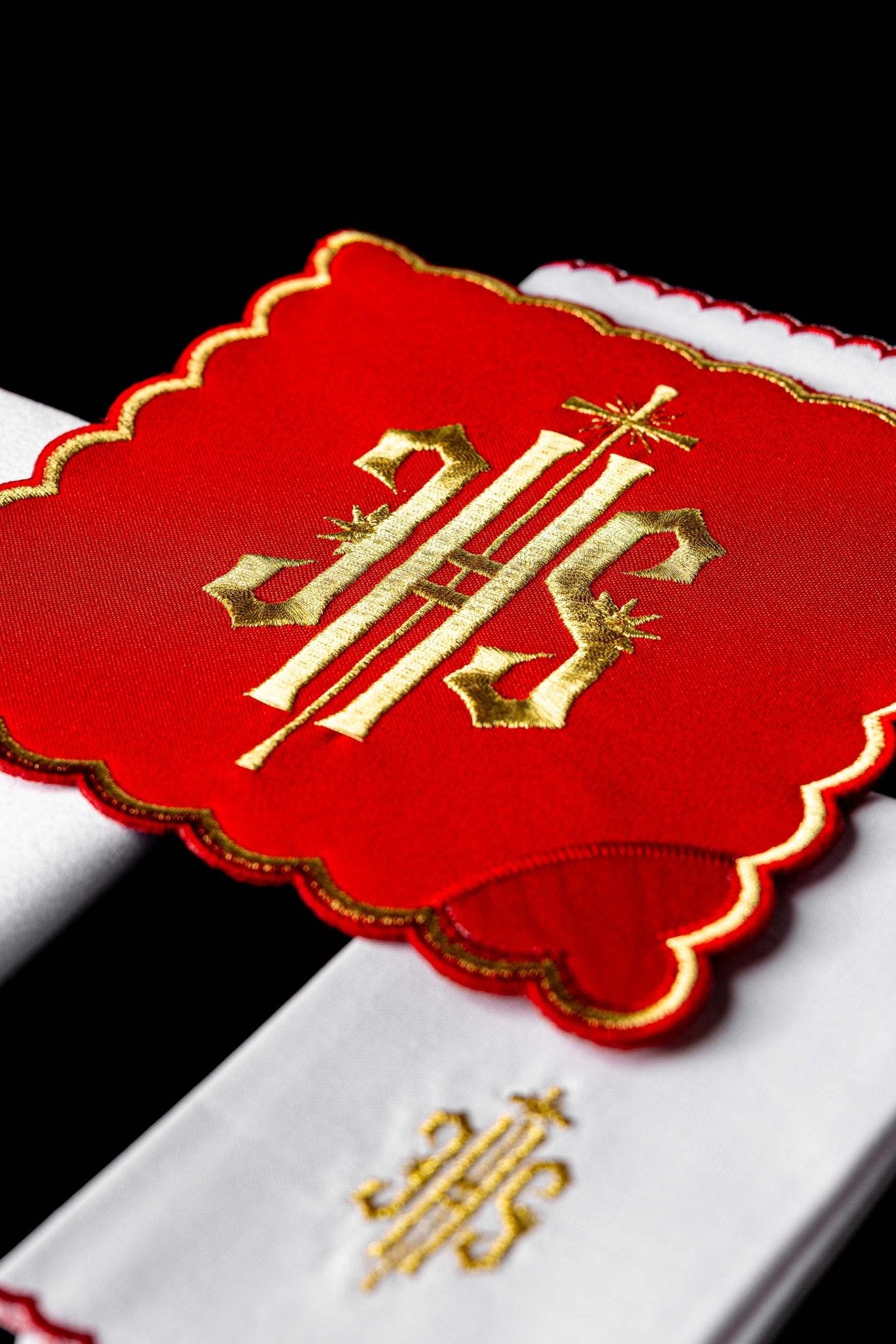 Serizio da Messa ricamato IHS rosso KK/029/02 - PERILPRETE.IT