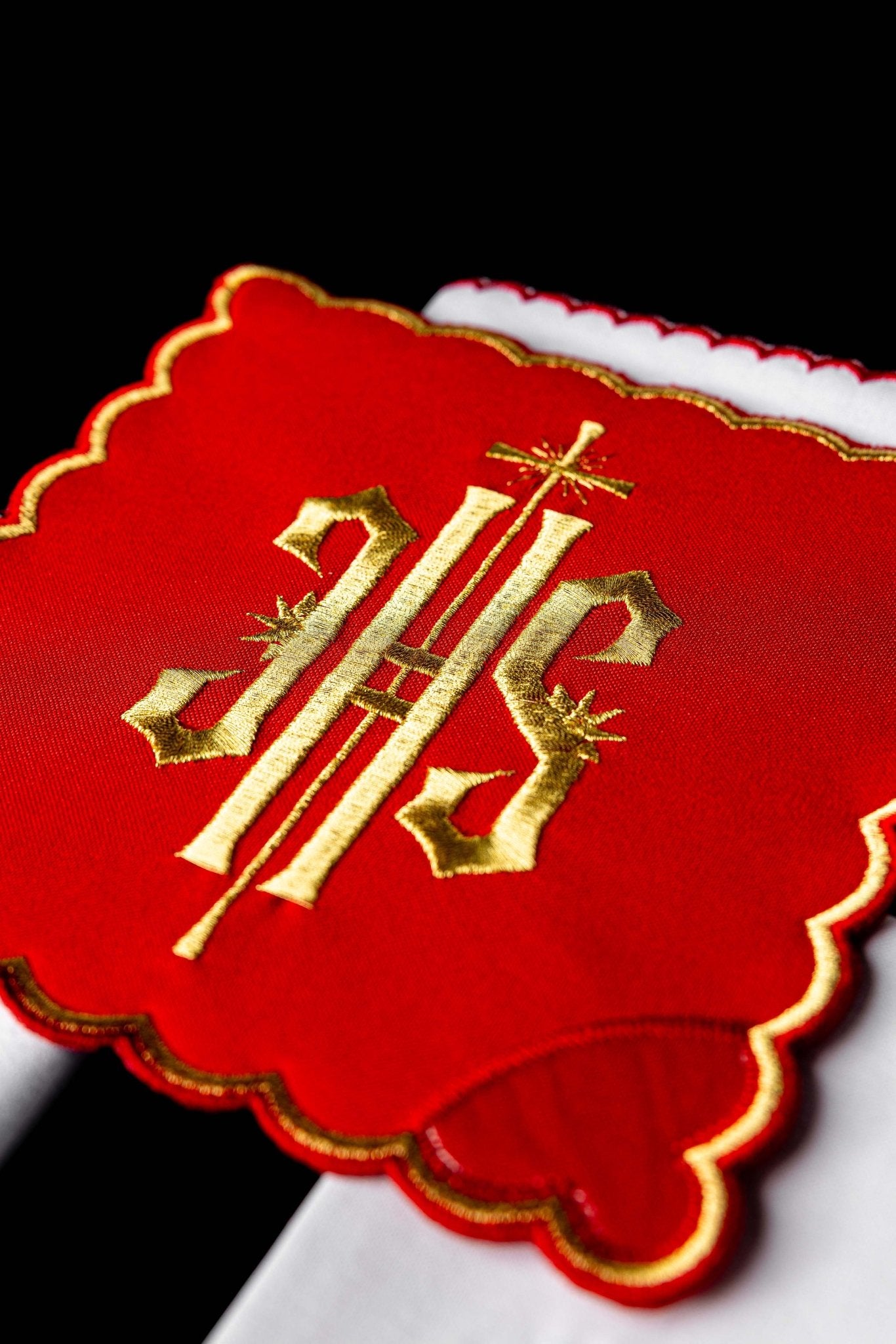 Serizio da Messa ricamato IHS rosso KK/029/02 - PERILPRETE.IT