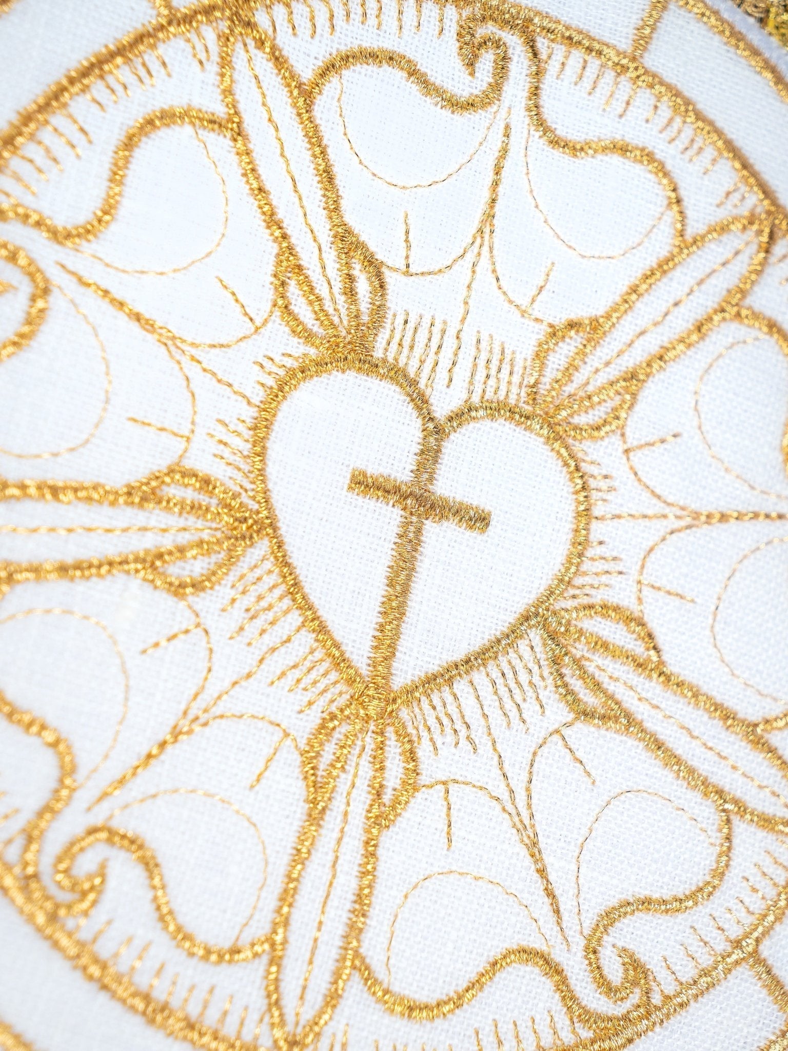 Servizio altare in lino con motivo a cuore e croce su palla tonda S - 5026 - PERILPRETE.IT