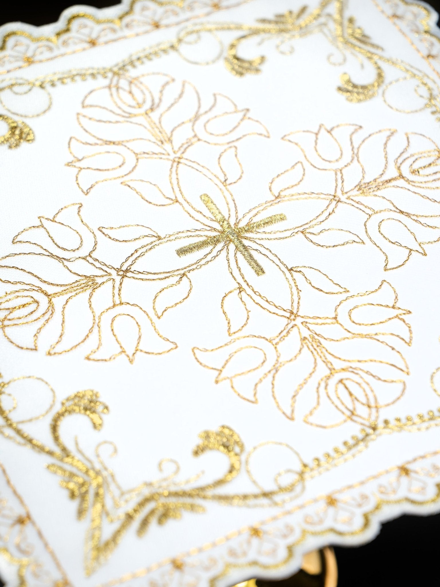 Servizio da altare con motivo a croce con ricamo floreale decorativo S - 5557 - PERILPRETE.IT