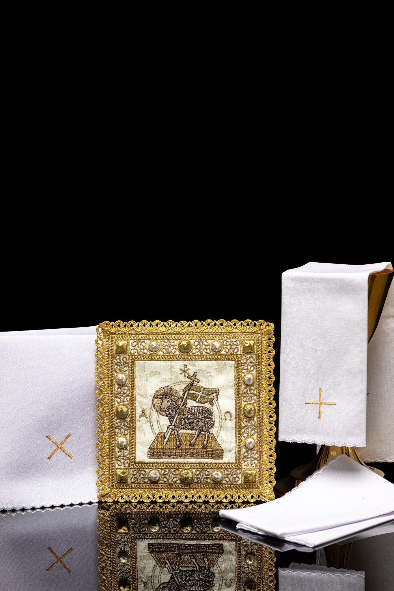 Set di biancheria liturgica per il calice in 4 pezzi, bianco con ricami dorati, composto da palla con Agnello di Dio, corporale, purificatoio e manutergio coordinati.