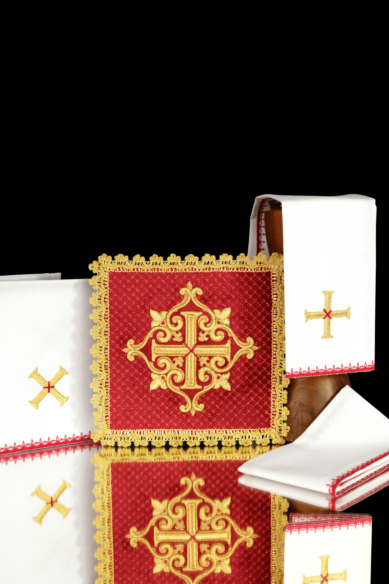 Servizio da Messa con croce ricamata velluto rosso LE/5029/C2 - PERILPRETE.IT