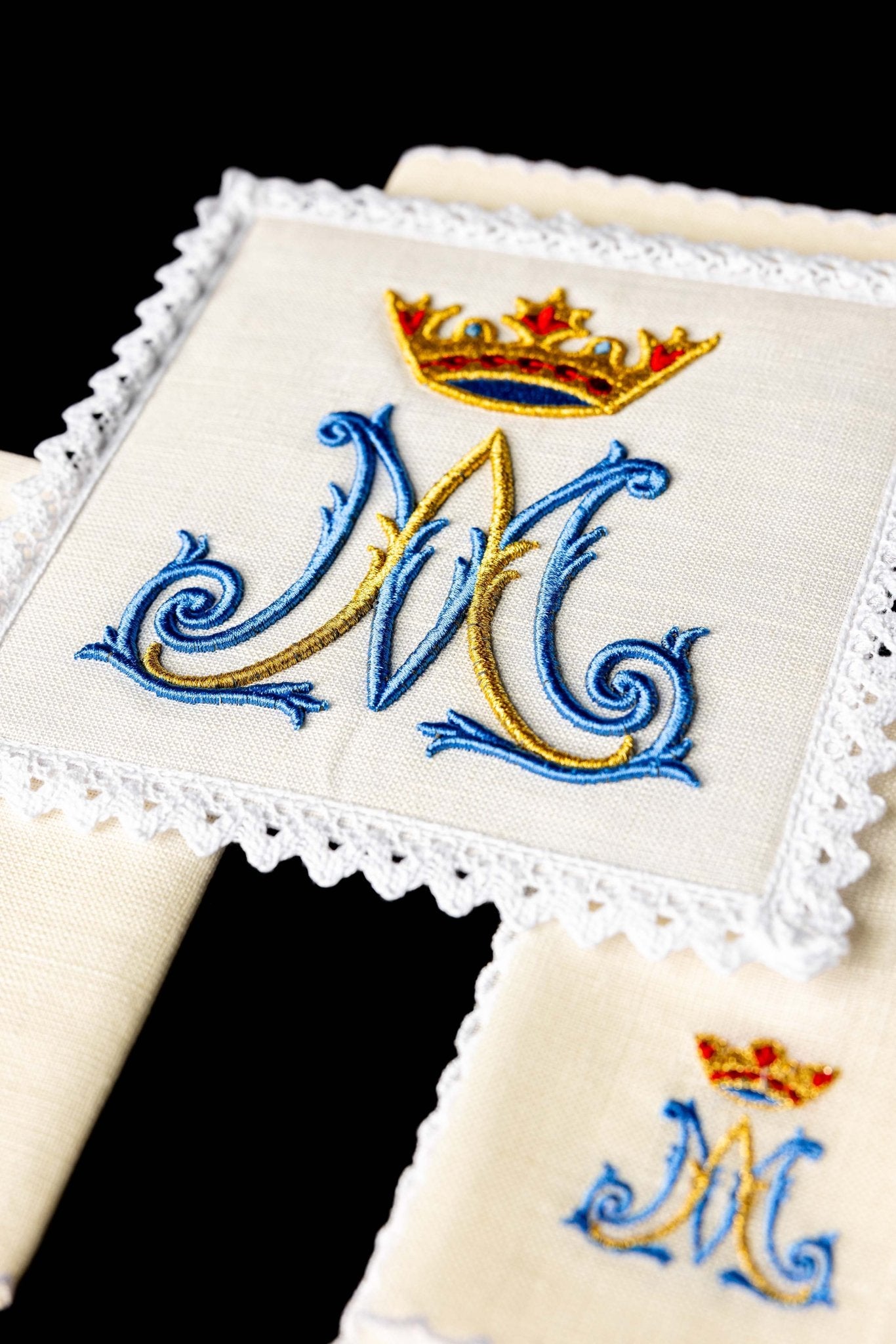 Servizio da Messa in lino con ricamo mariano 3D KKL/179 - PERILPRETE.IT