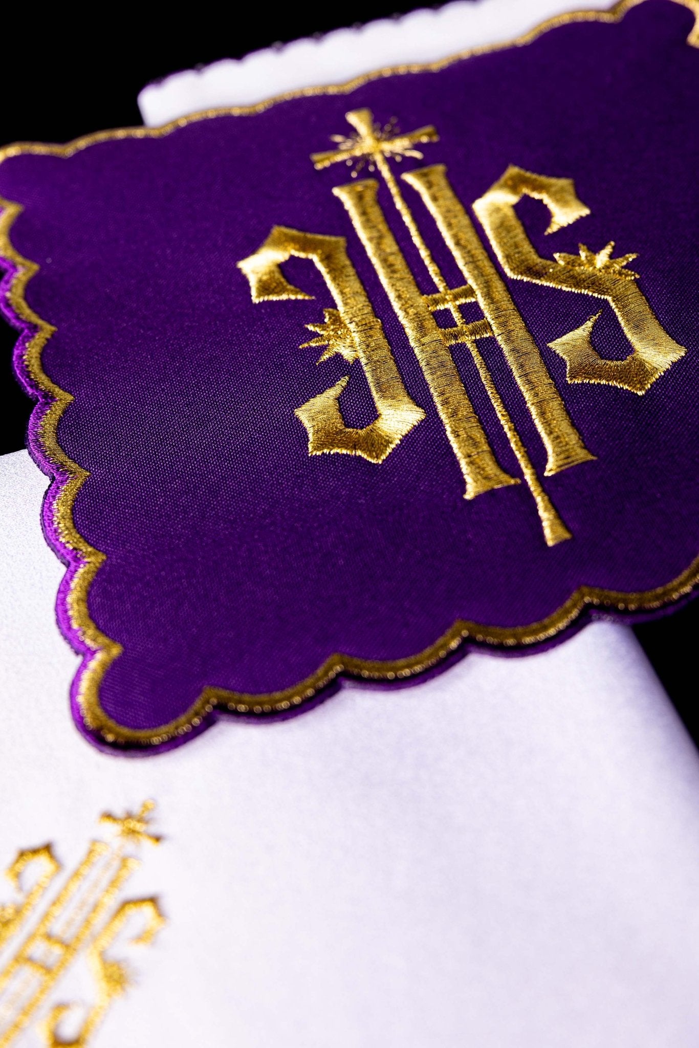 Servizio da Messa ricamato IHS viola KK/029/03 - PERILPRETE.IT