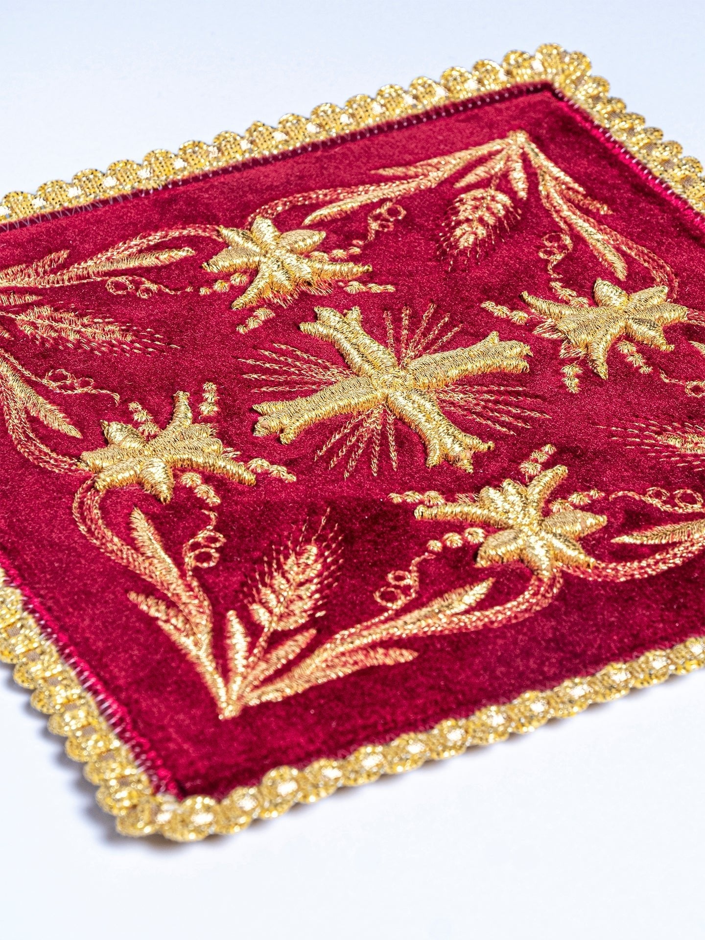 Servizio da Messa ricamato velluto rosso KK/5001/C1 - PERILPRETE.IT
