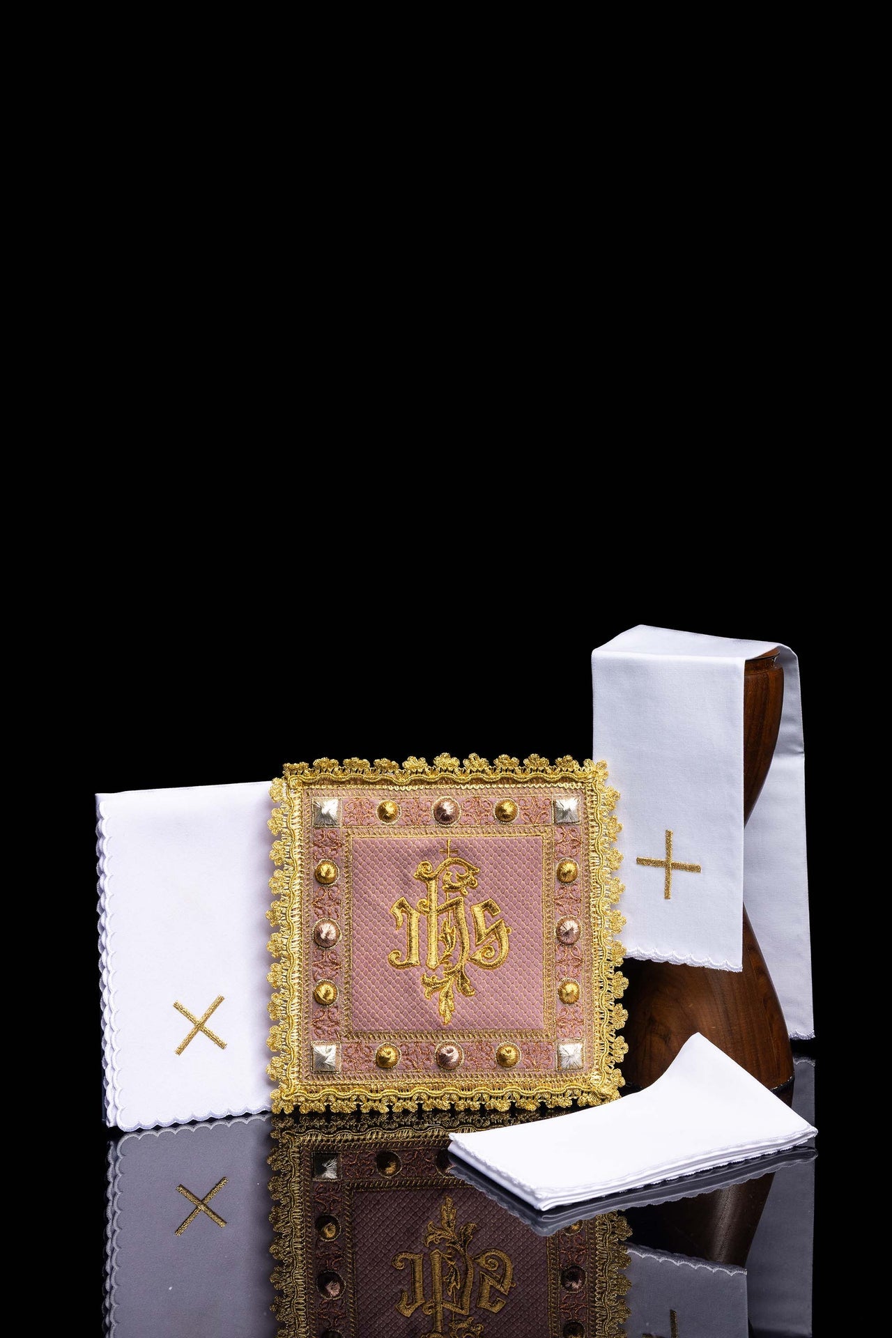 Servizio da Messa in velluto rosa con ricamo IHS, perfetto per liturgie solenni e celebrazioni speciali.