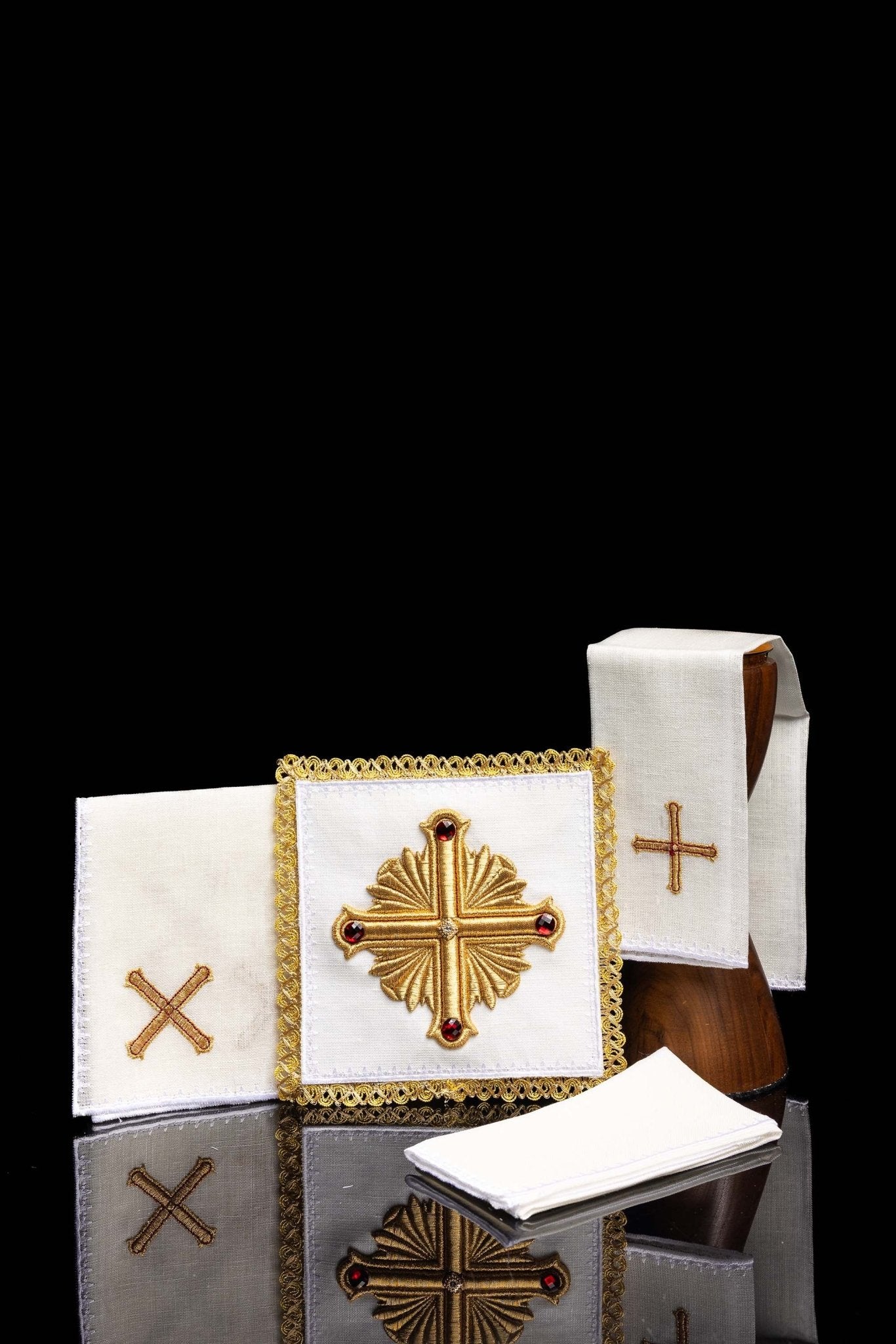 Servizio Messa in Lino riccamente ricamato con pietre decorative LE/5010 - PERILPRETE.IT