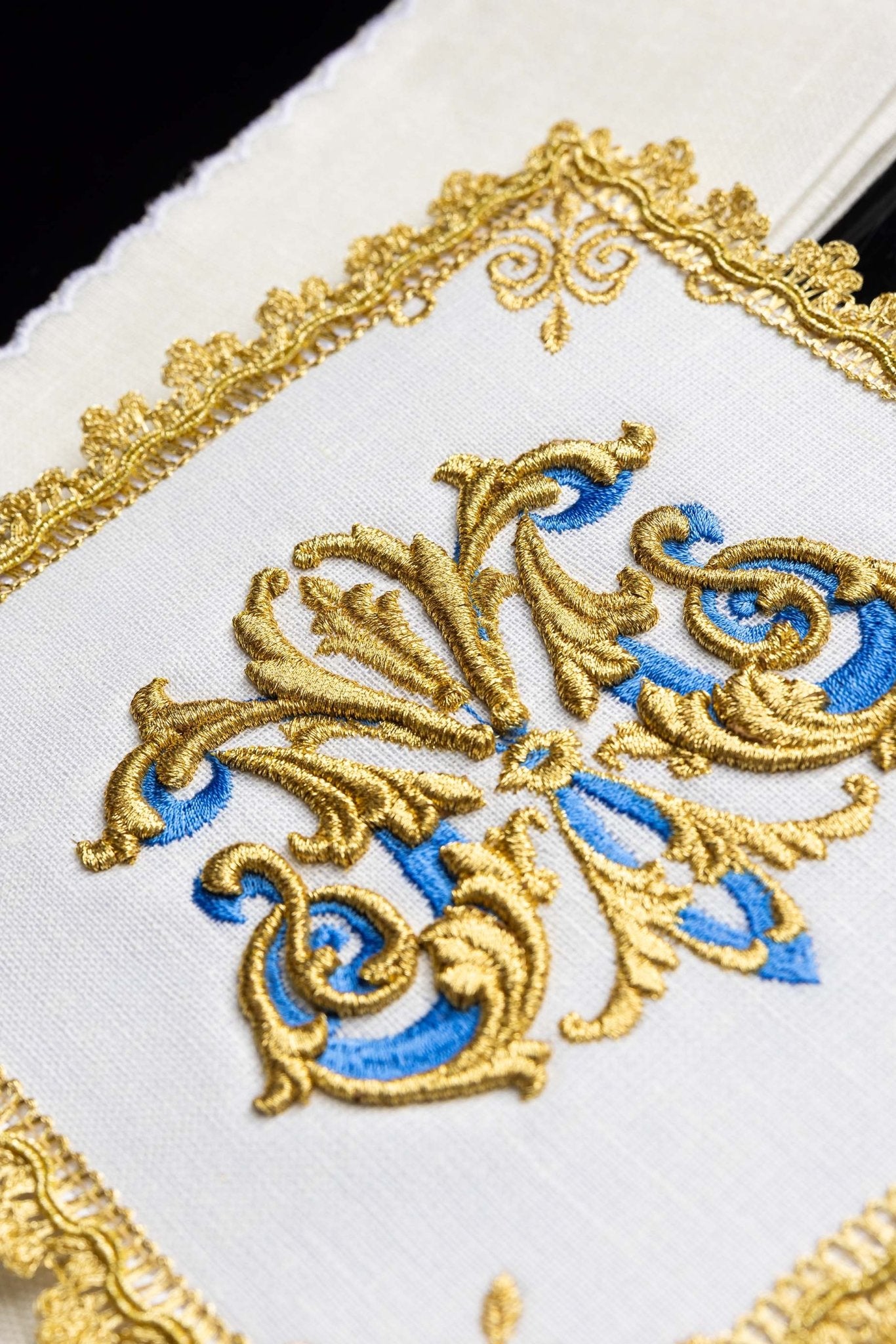 Servizio Messa ricamato Simbolo Mariano Dorato LINO HA/5014 - PERILPRETE.IT