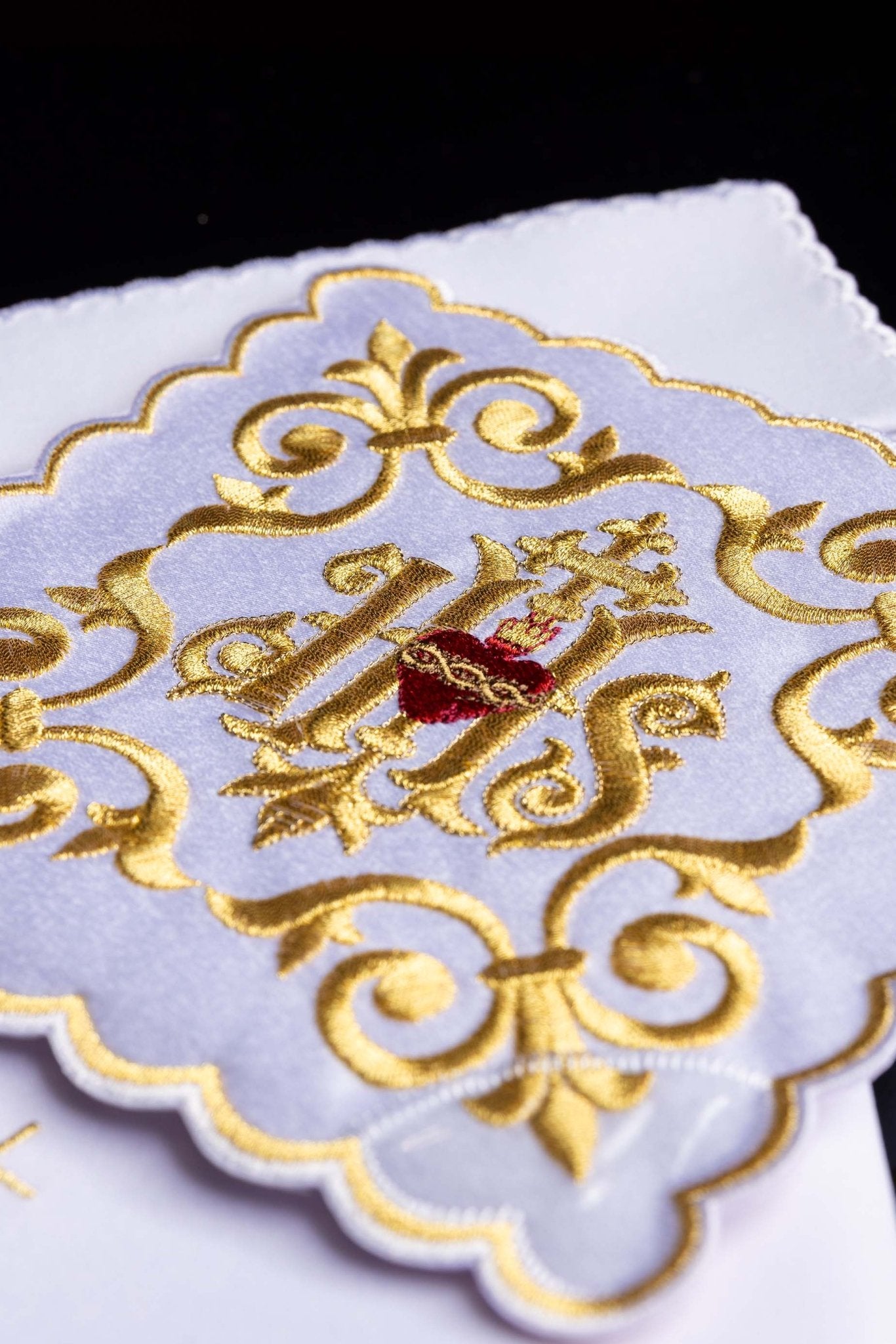 Servizio Messa riccamente decorata con ricamo IHS KK/146 - PERILPRETE.IT