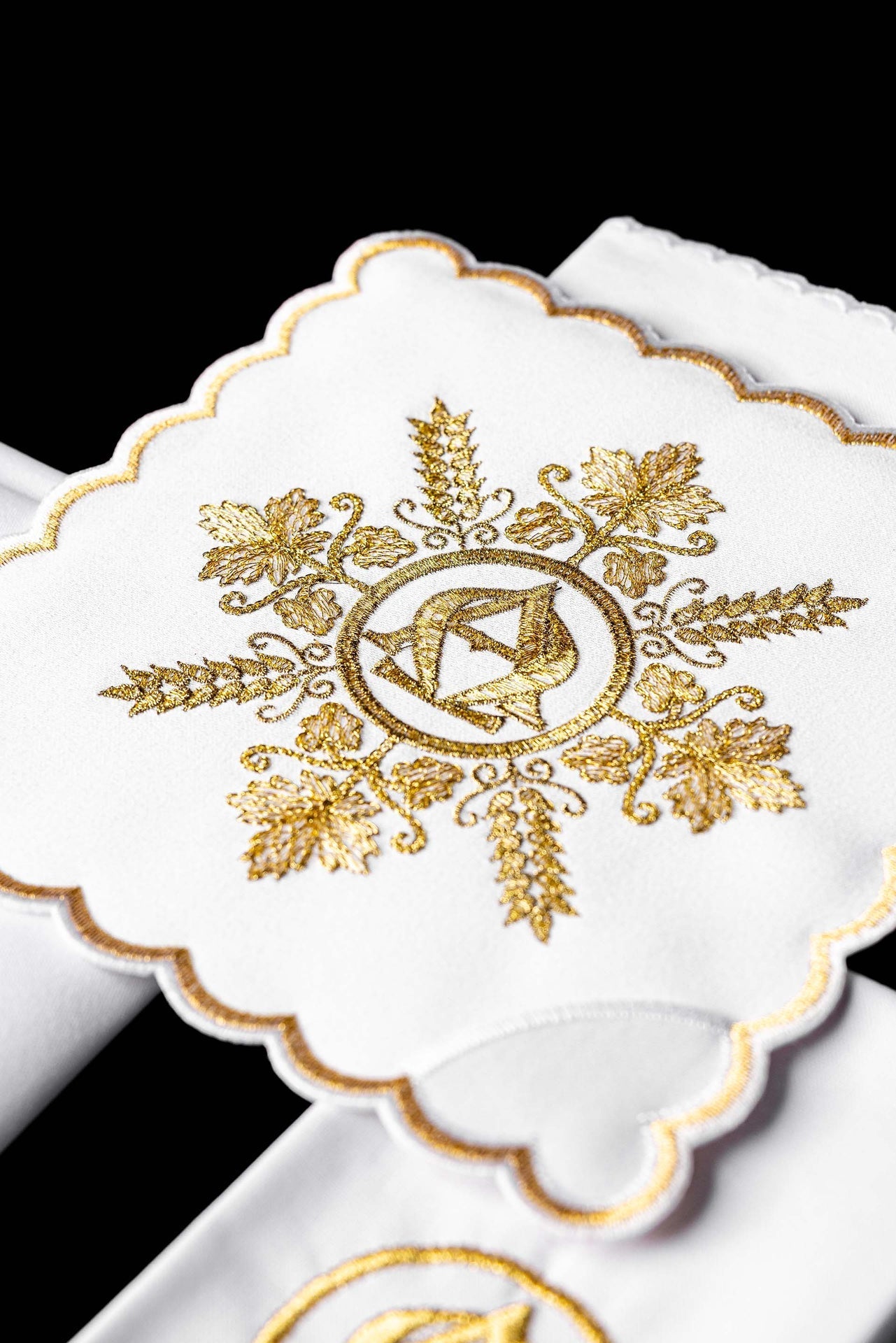 Set di biancheria per calice ricamato con motivo Alfa e Omega in colore bianco KDT/5031/04 - PERILPRETE.IT